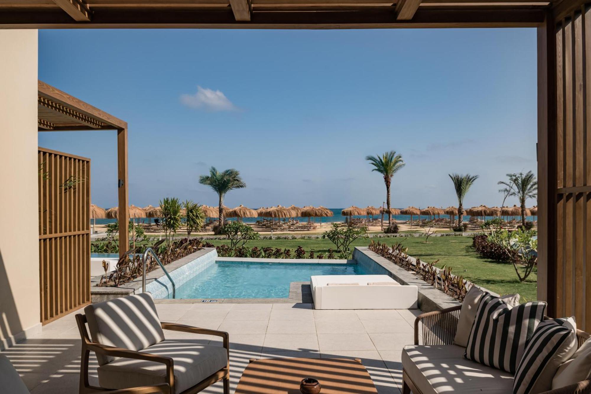 Executive Suite, Queen Bed, Sea View Swim Up