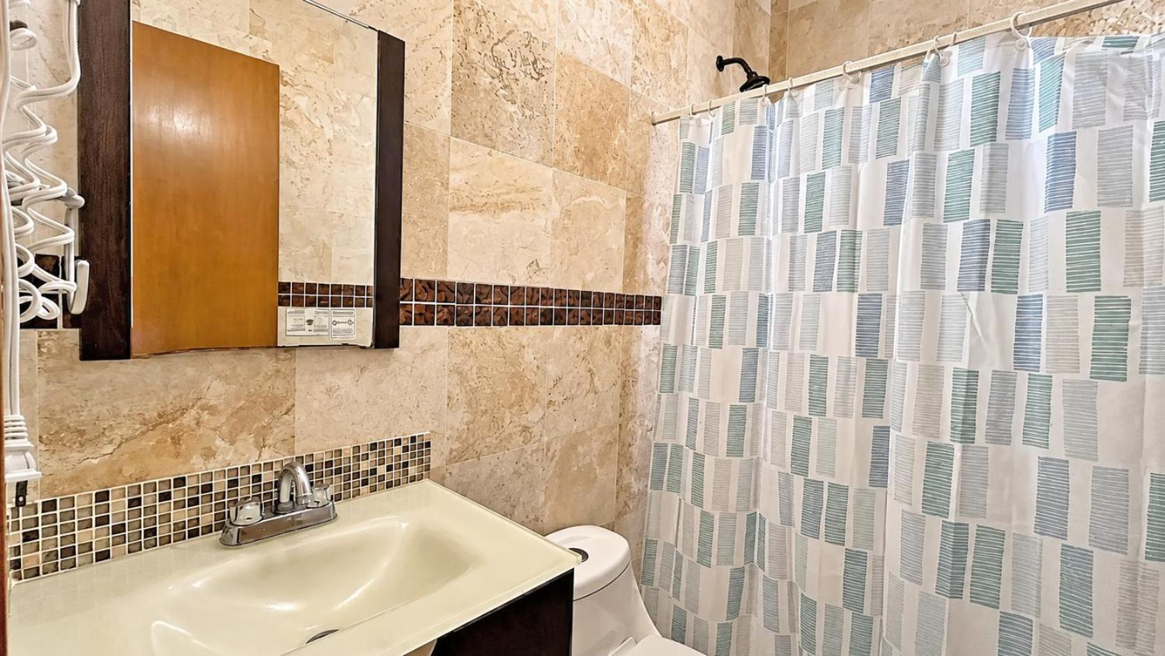 Habitación con cama extragrande y balcón