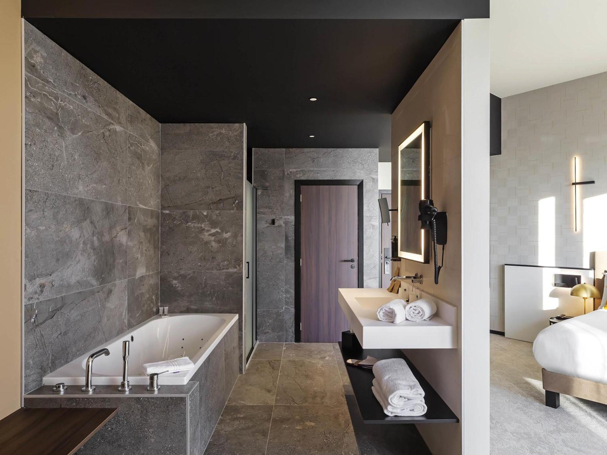 Junior King Suite with Balneo Bathtub and River View - Terrace Access