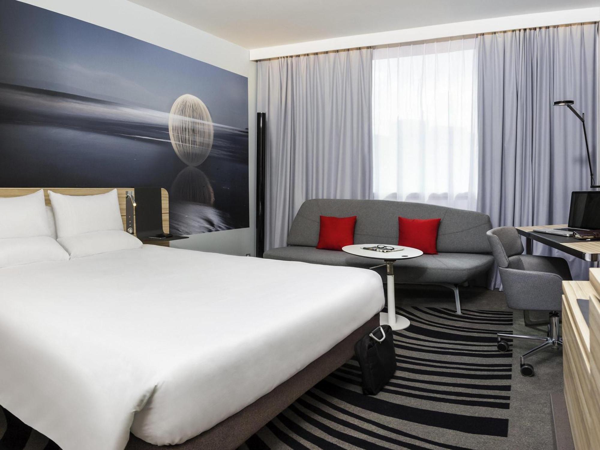 Executive Room with 1 Queen Bed and Sofa