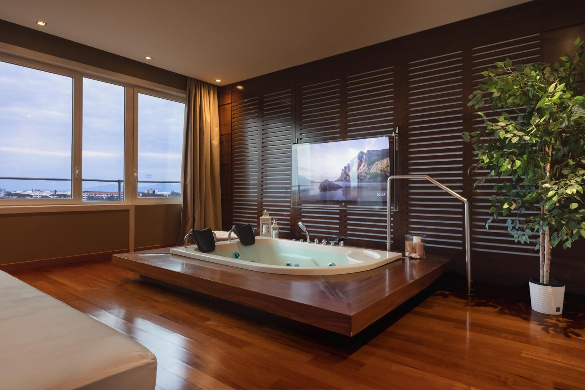 Suíte com Cama King-size e Banheira de Hidromassagem