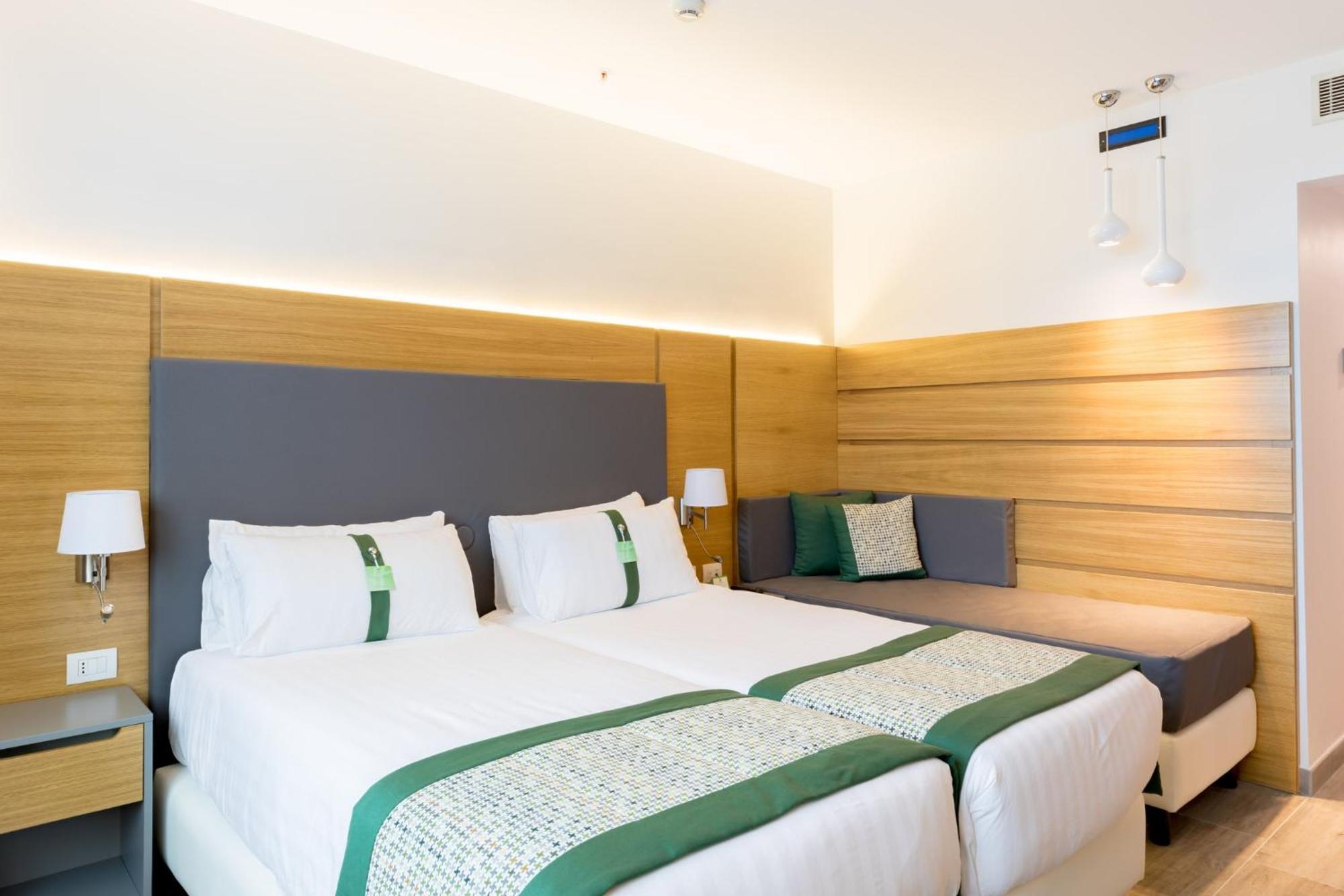 Quarto Premium com 2 Camas de Solteiro e Sofá-cama