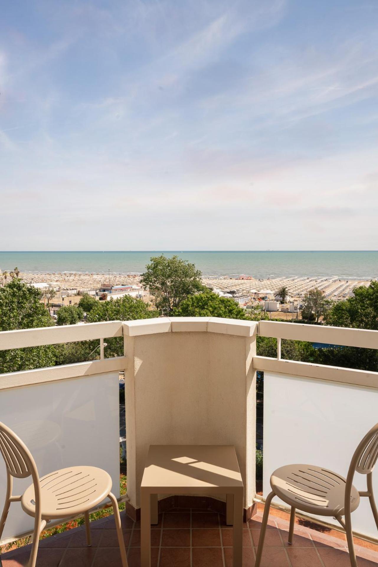 Quarto com Cama de Casal ou 2 Camas de Solteiro e Vista do Mar