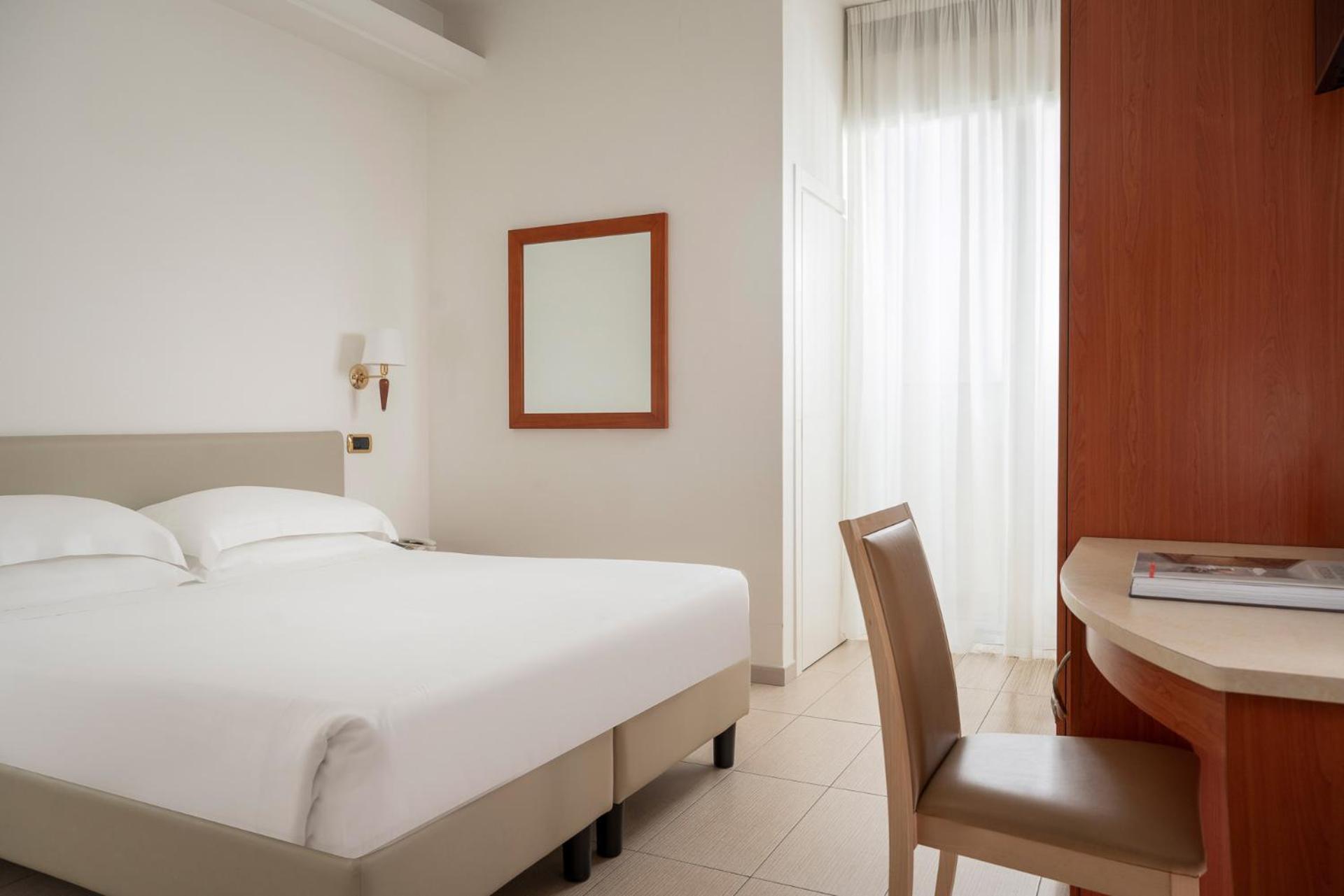Quarto com Cama de Casal ou 2 de Solteiro e Vista Lateral do Mar
