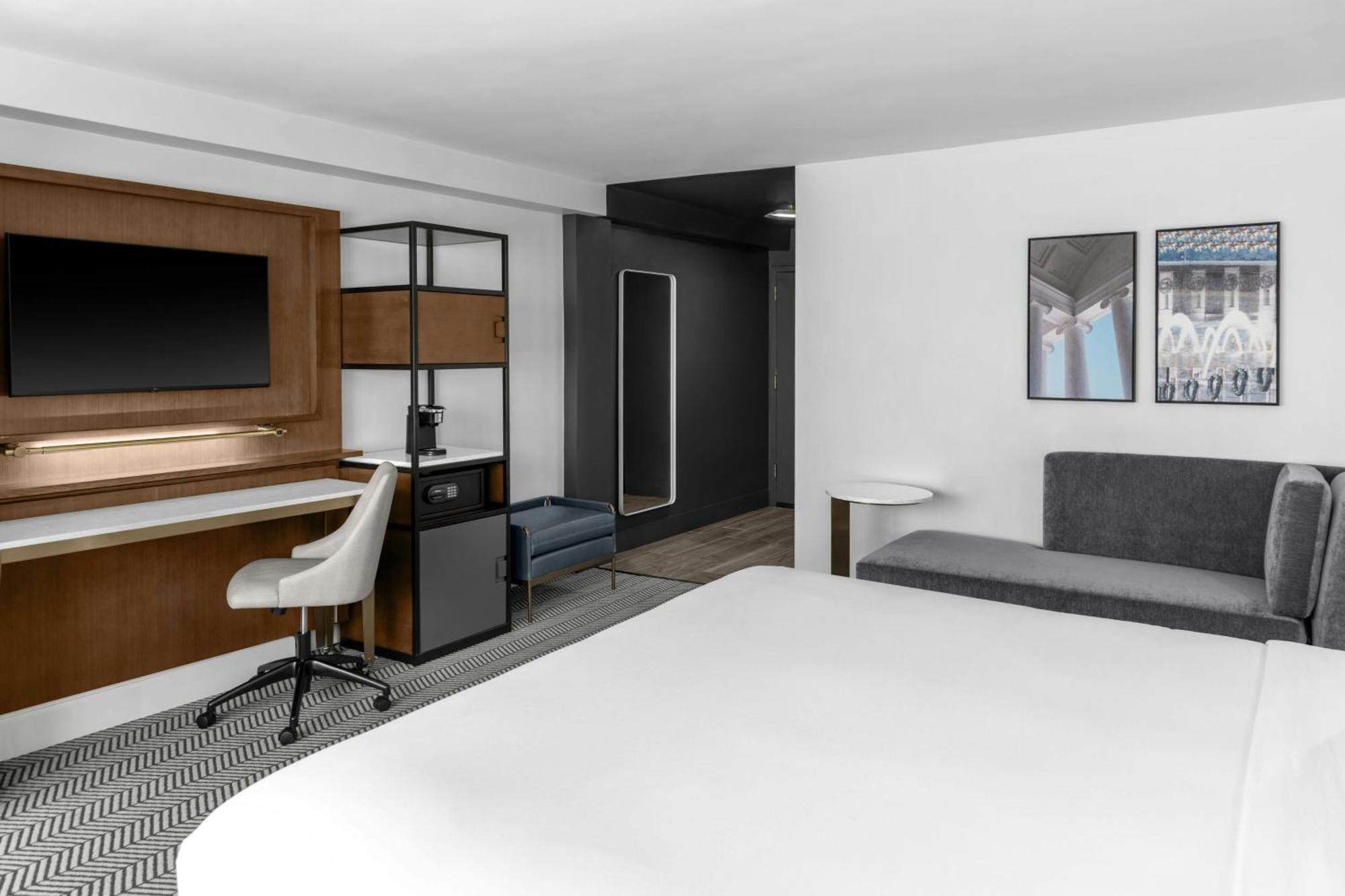 Deluxe King Room City View Hearing Accessible
