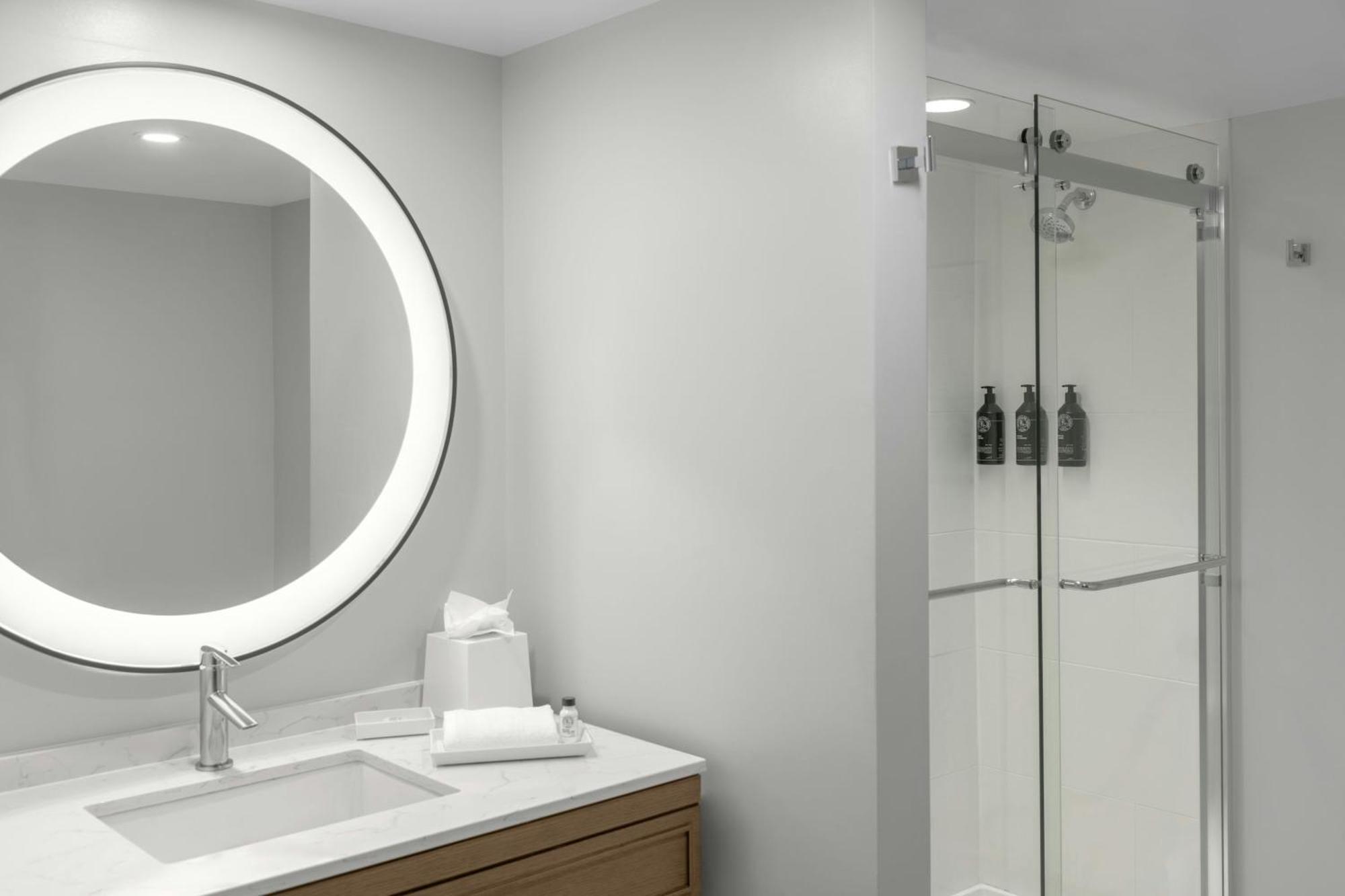 Deluxe King Room City View Hearing Accessible