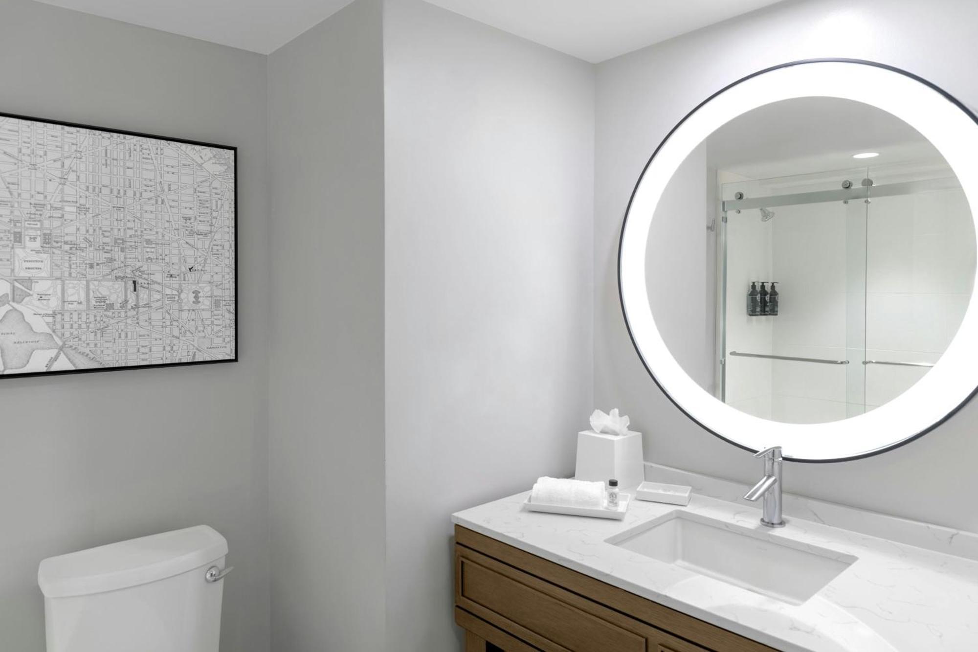 Deluxe King Room City View Hearing Accessible