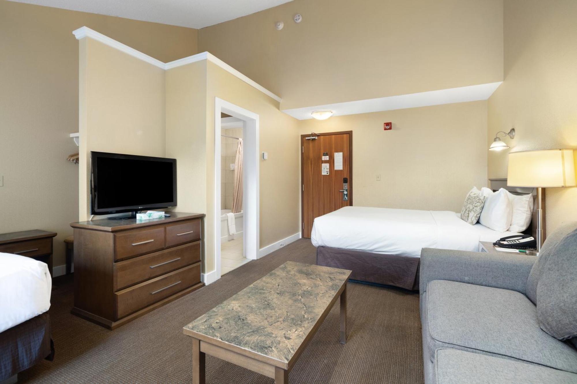Superior 2 Queen Room With Sofa