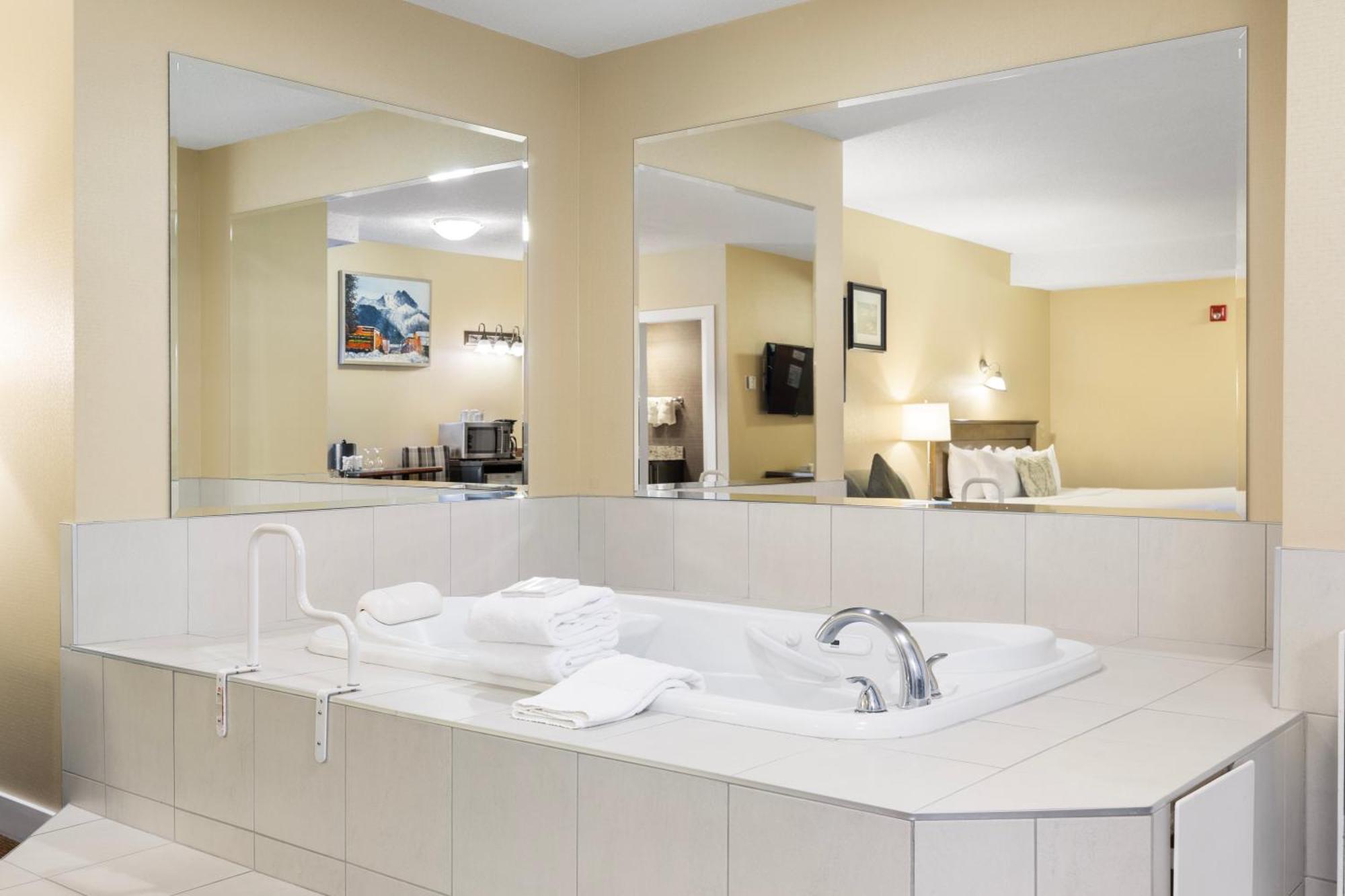Superior King Suite With Jetted Tub