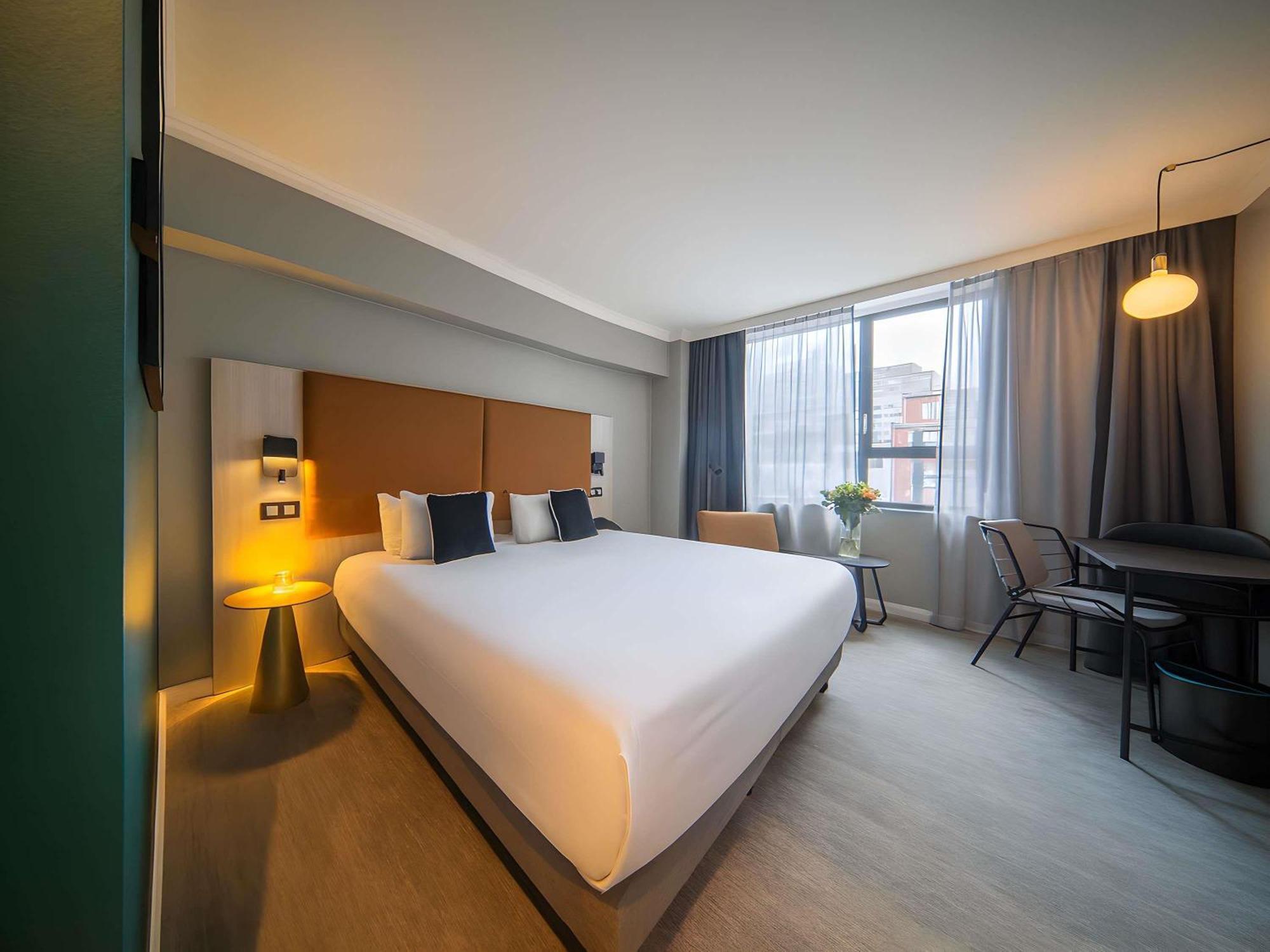 Superior King Room City side