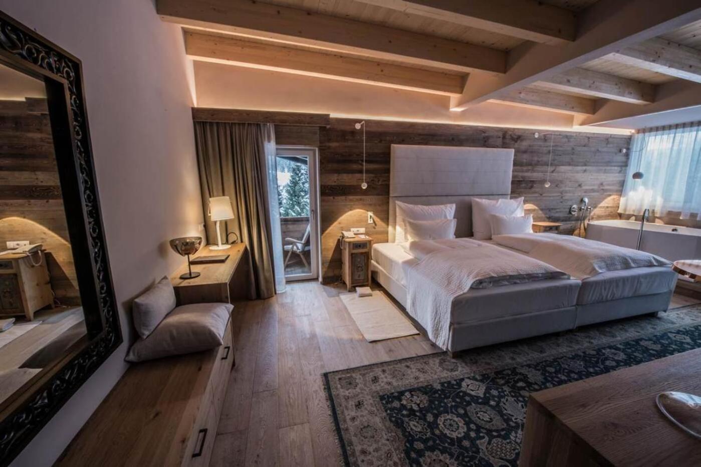 Deluxe Suite with Spa Bath