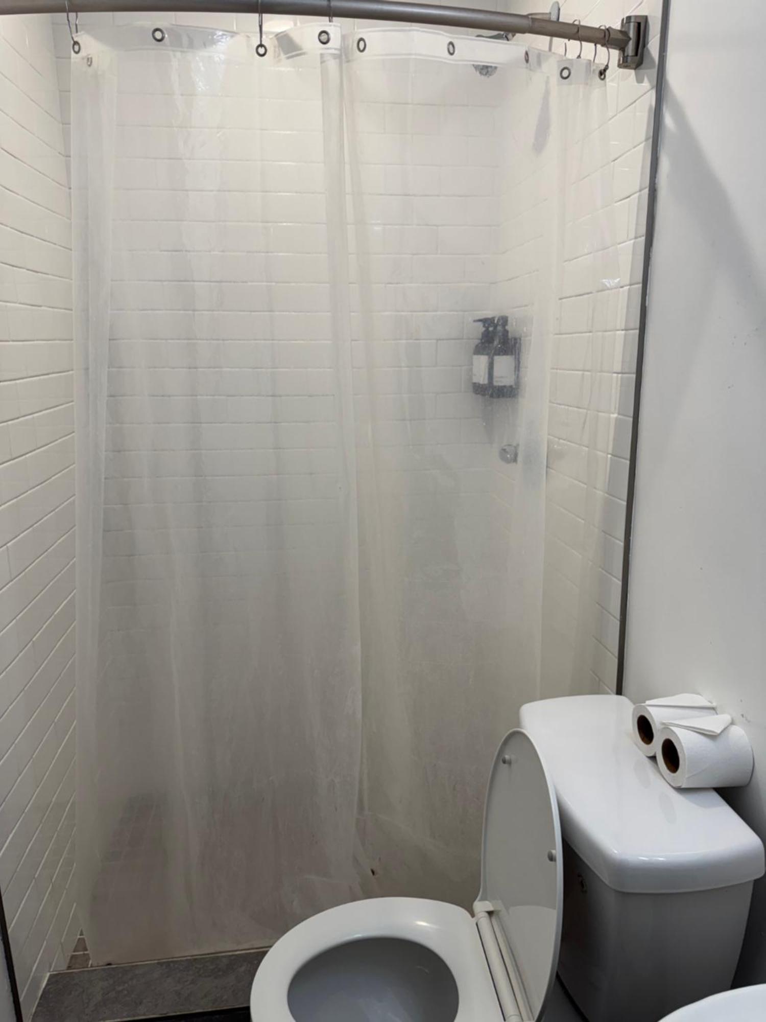 Renovated 1 Queen Bed Private Bathroom Non Smoking