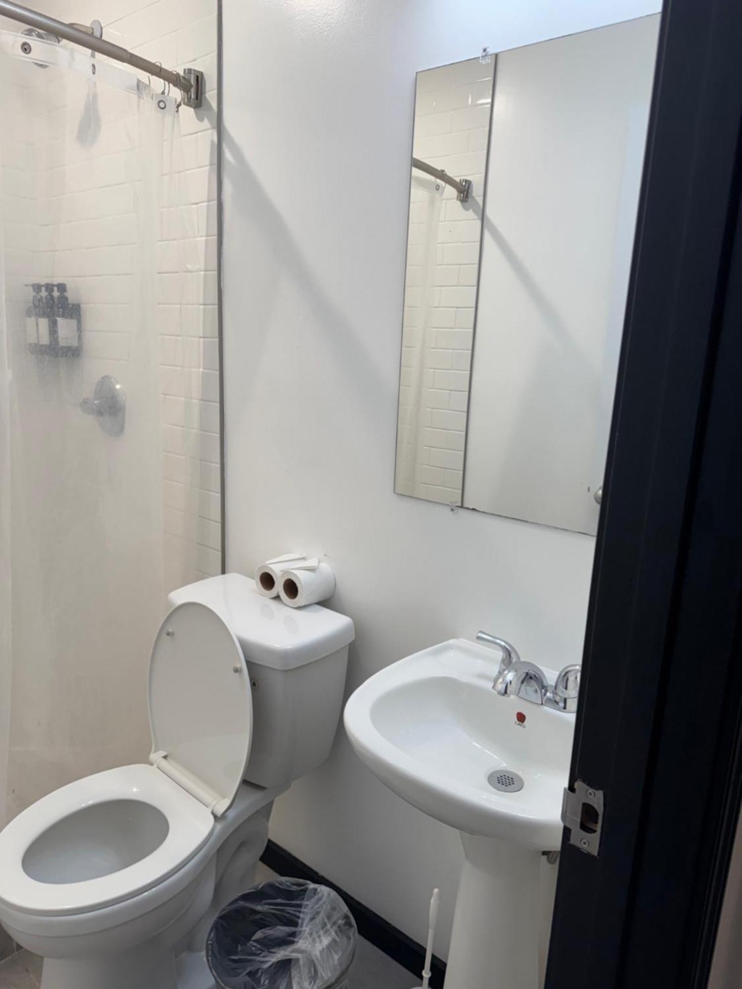 Renovated 1 Queen Bed Private Bathroom Non Smoking