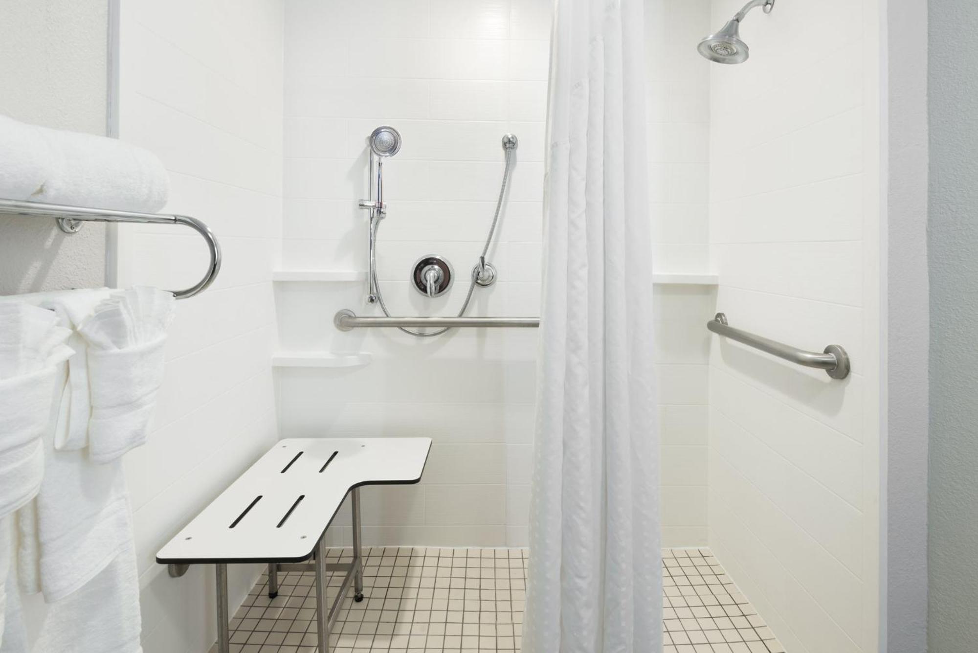 Suite avec Douche Accessible en Fauteuil Roulant - Non-Fumeurs