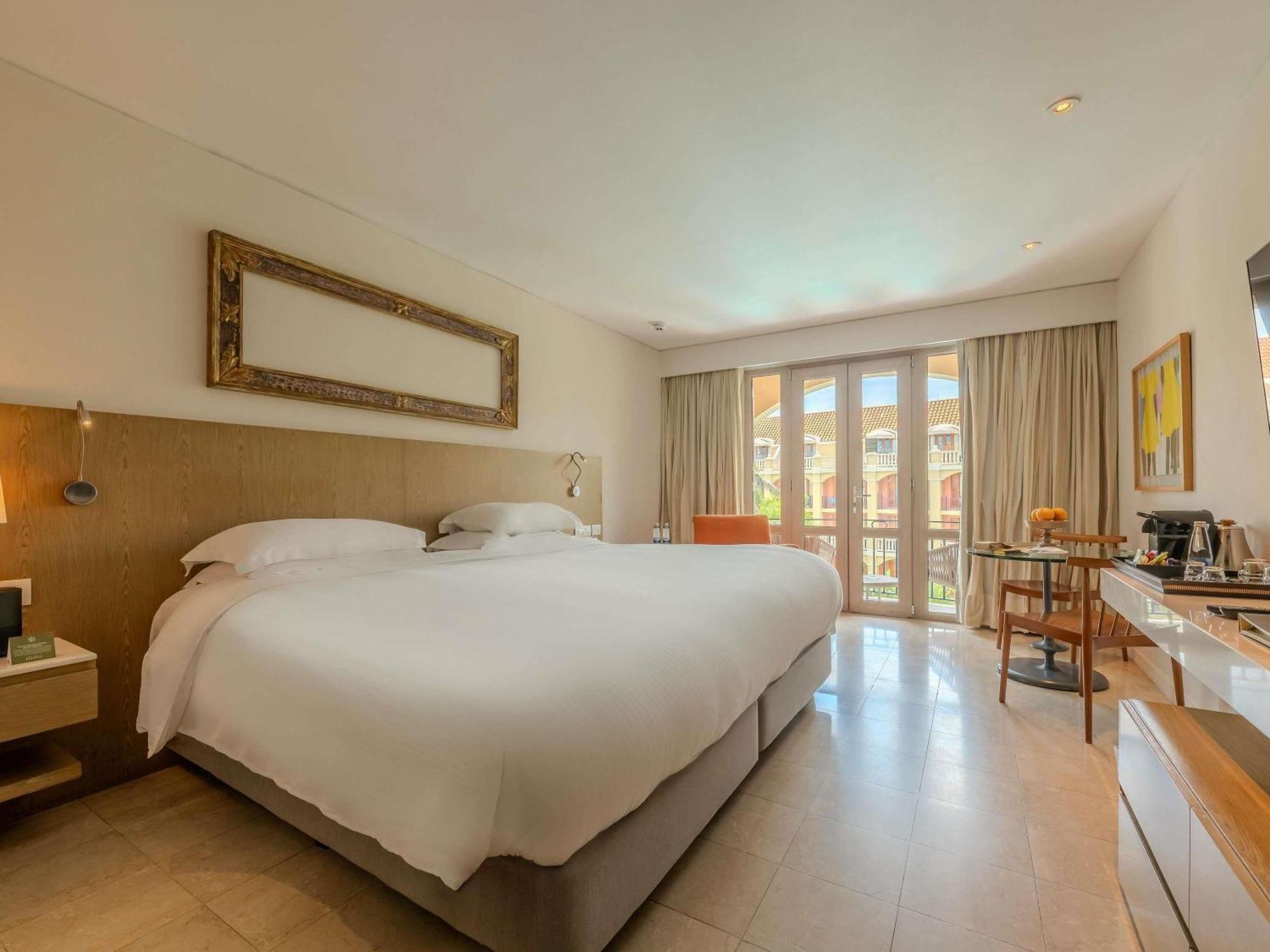 Superior King Room with Balcony and Pool View