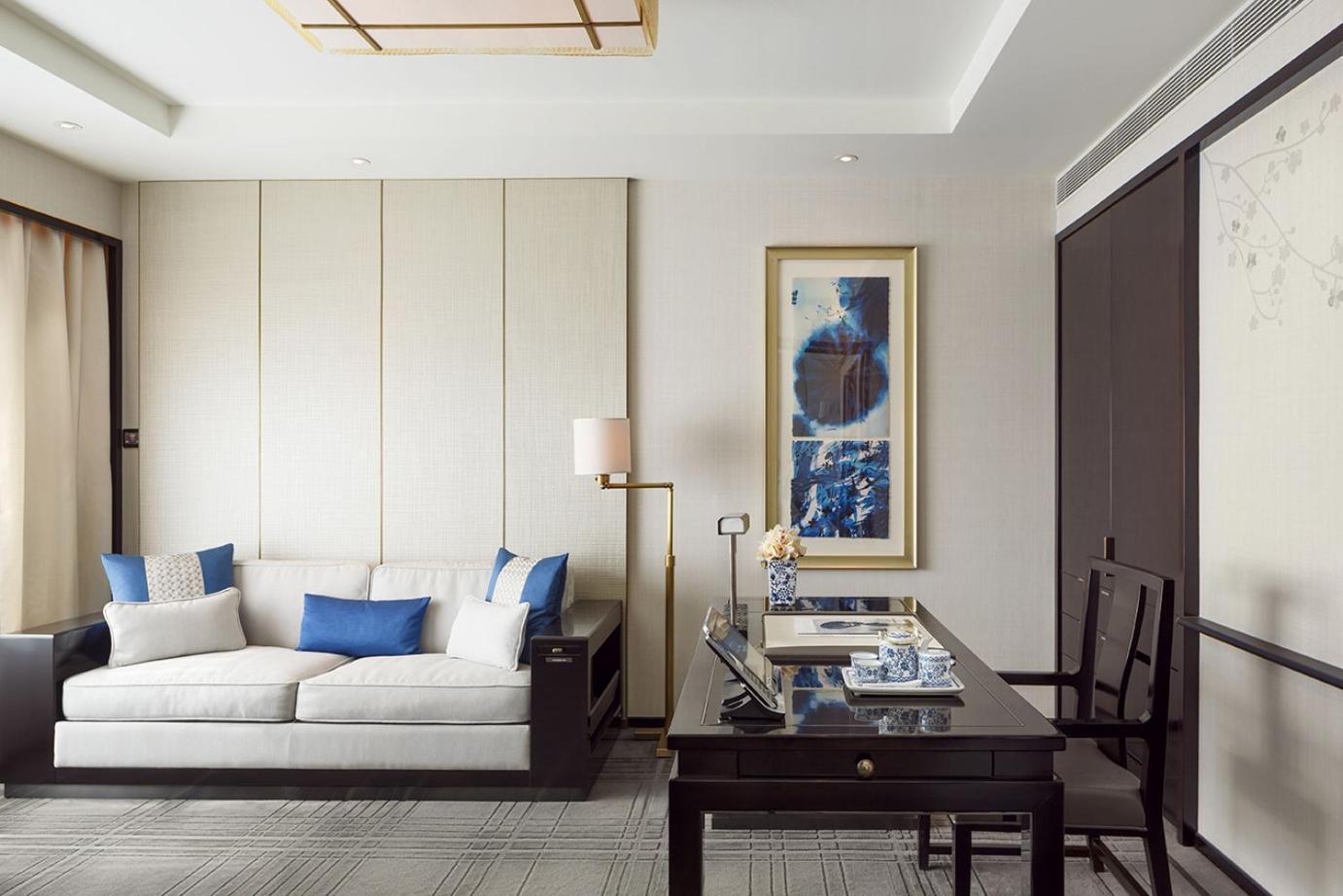 Deluxe King Suite
