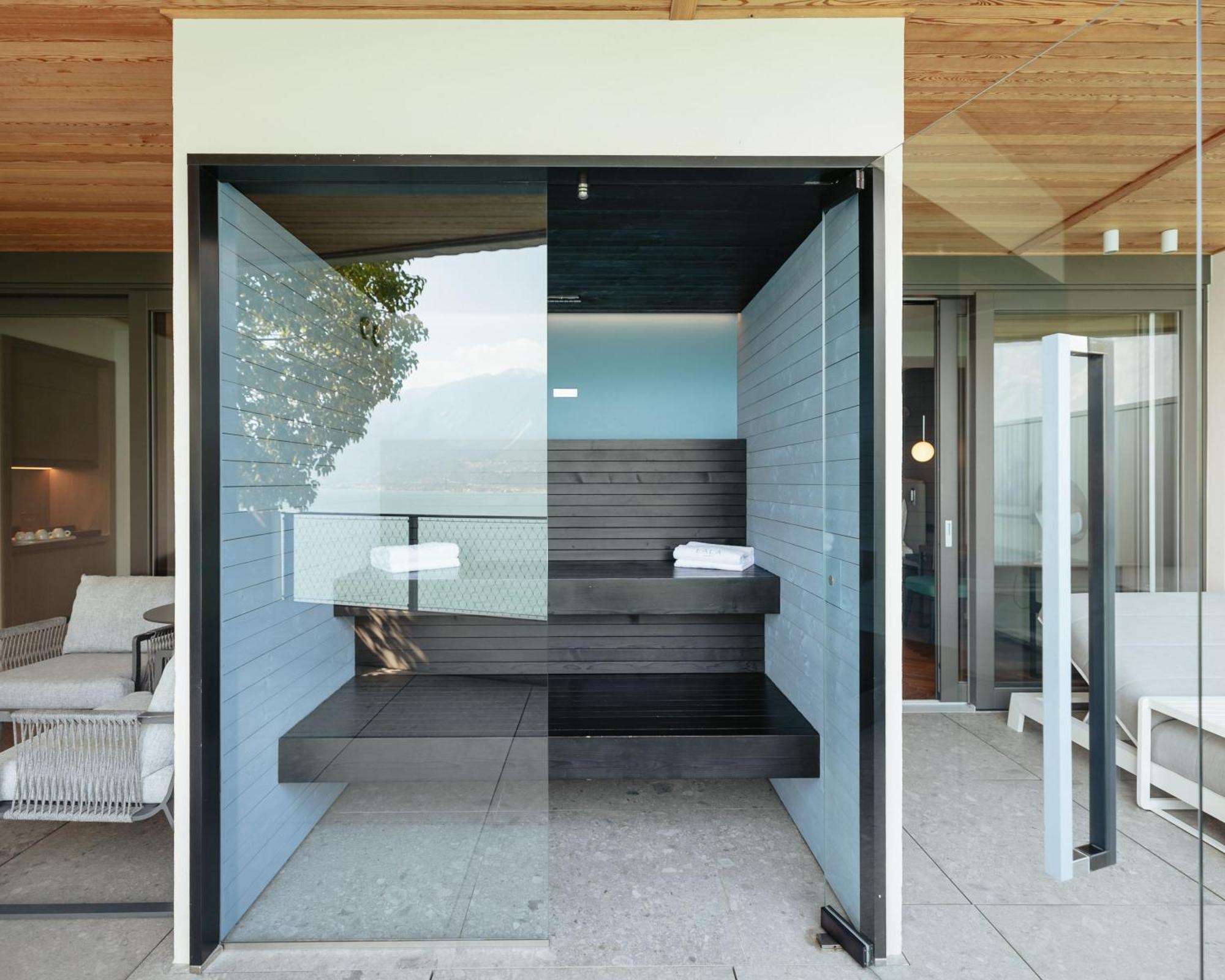 Suite with private Spa and Lake View
