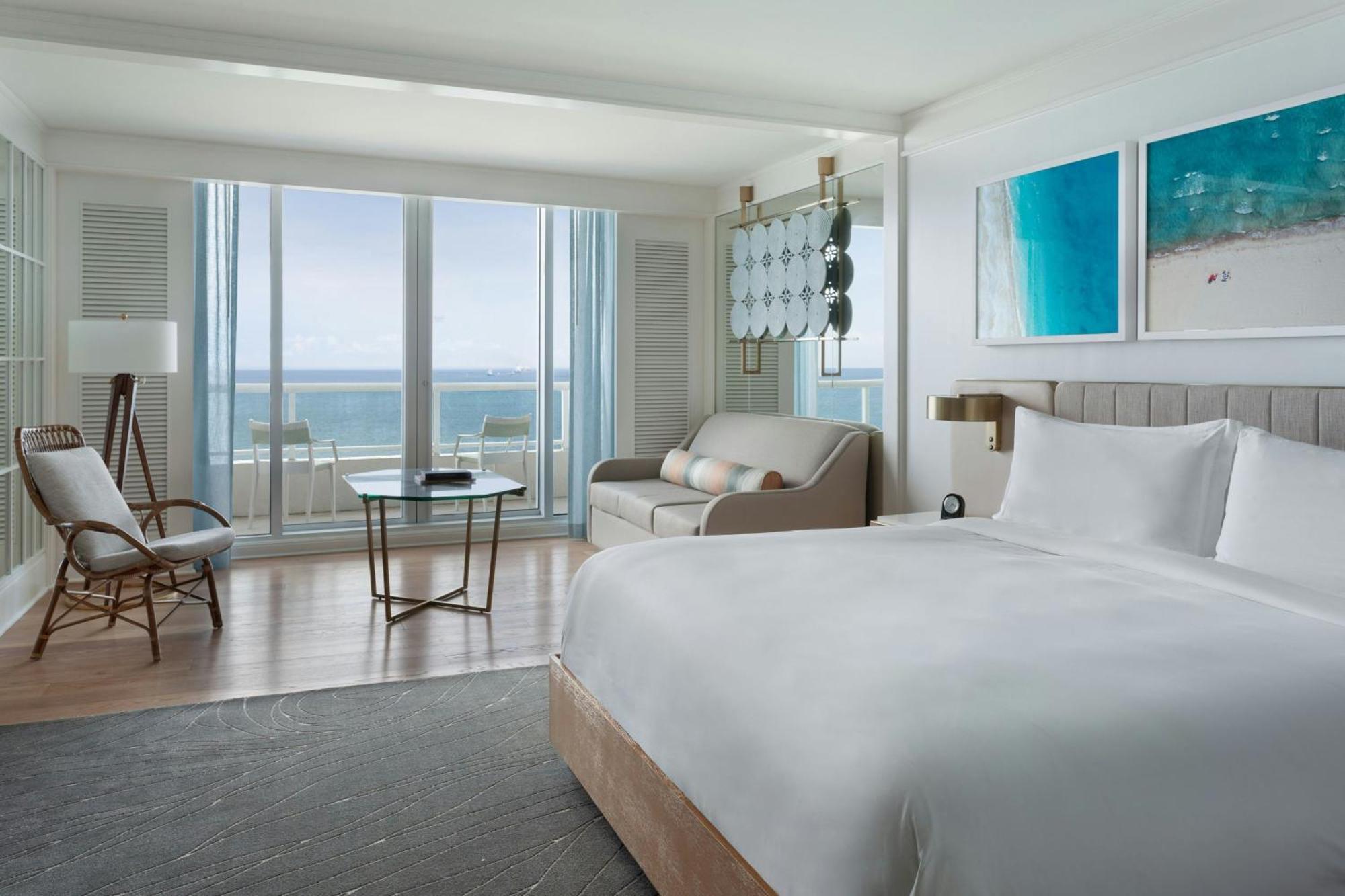 Habitación con vistas al mar, cama extragrande y acceso al club