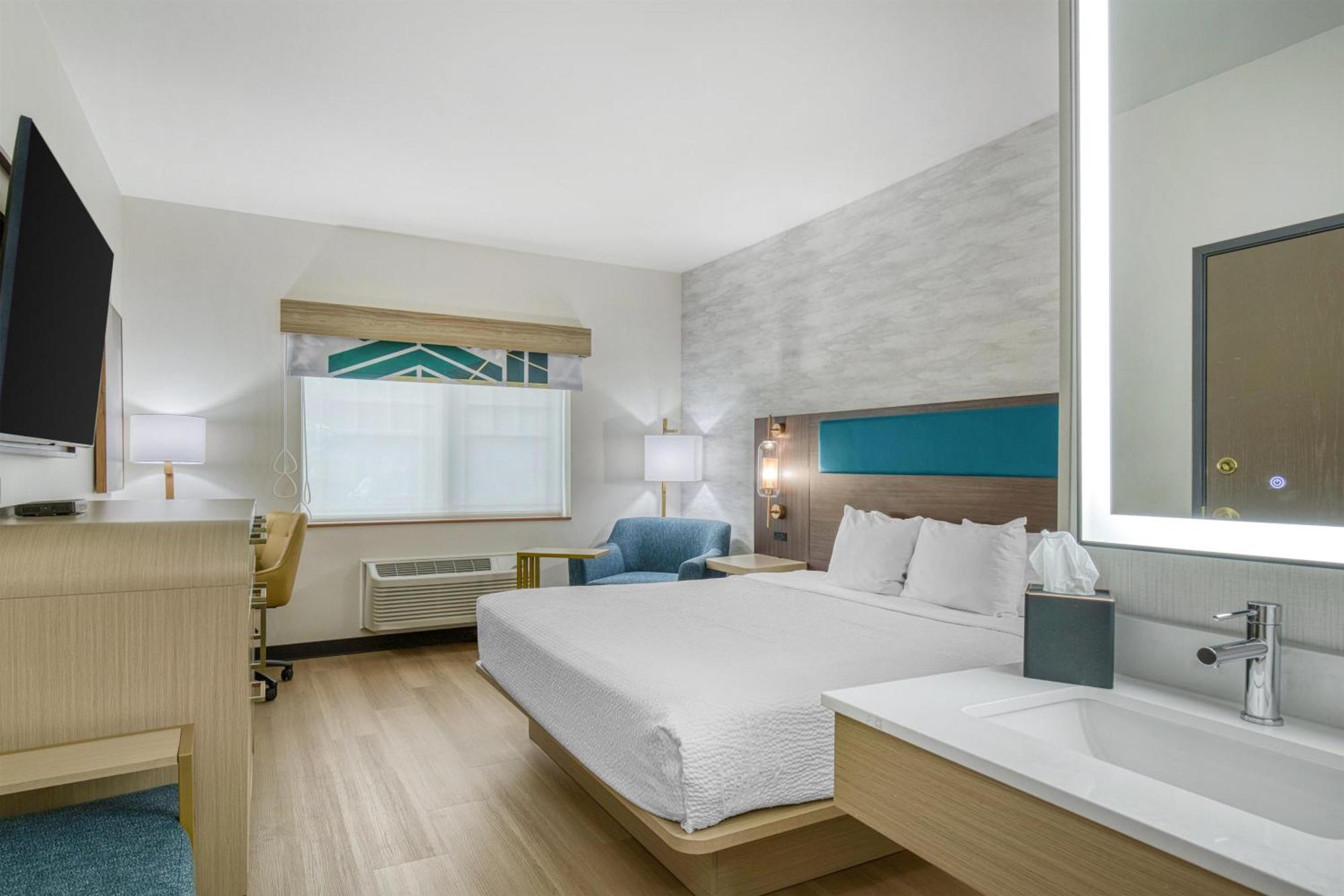 Queen Room with Roll-In Shower - Mobility Access
