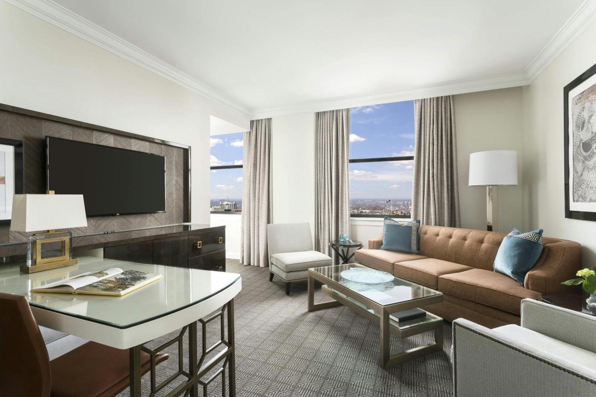 Suite mit 1 Schlafzimmer mit Kingsize-Bett, Schlafsofa, Blick auf das Rathaus und Zugang zur Club Lounge
