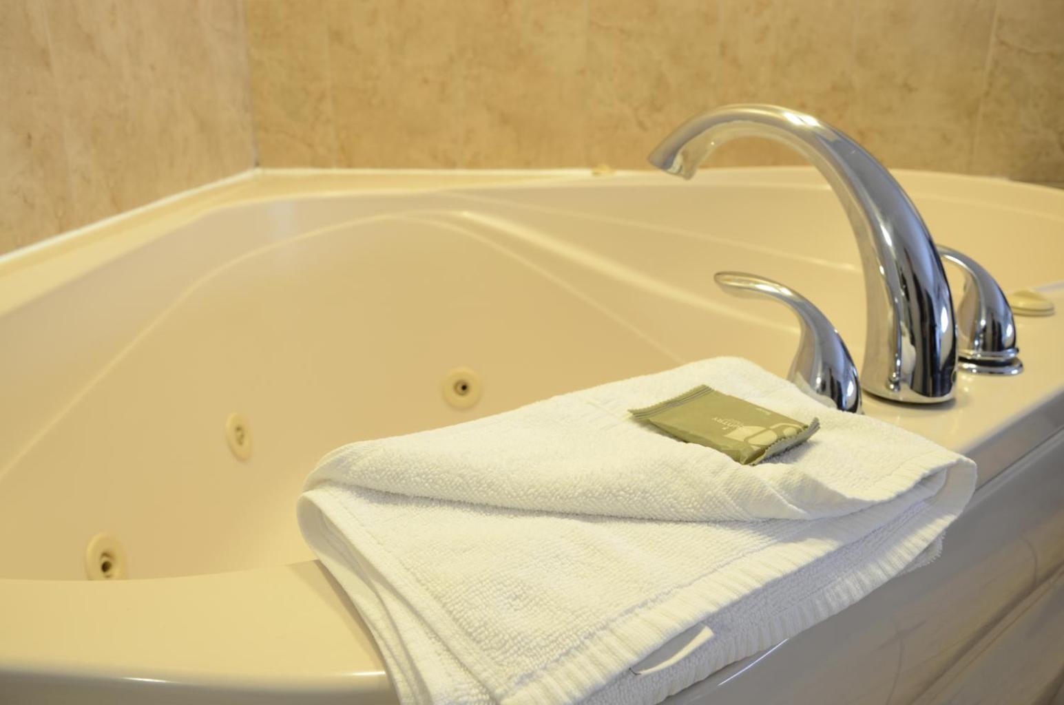King Suite with Whirlpool - Non-Smoking