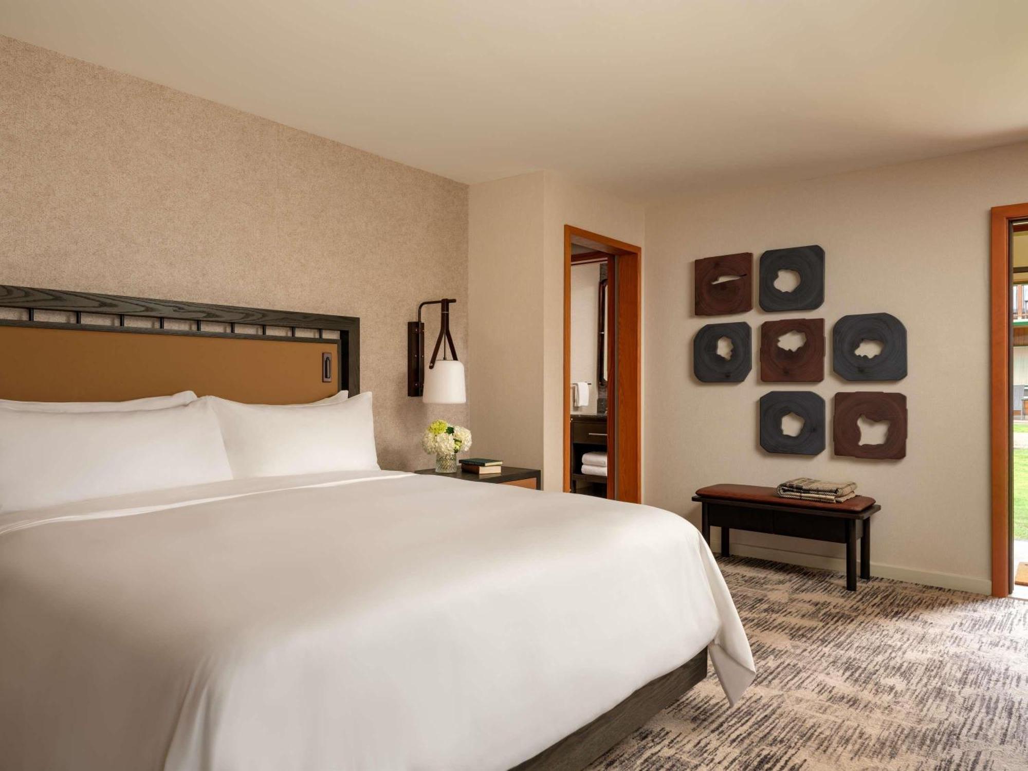 One-Bedroom King Suite Lake View