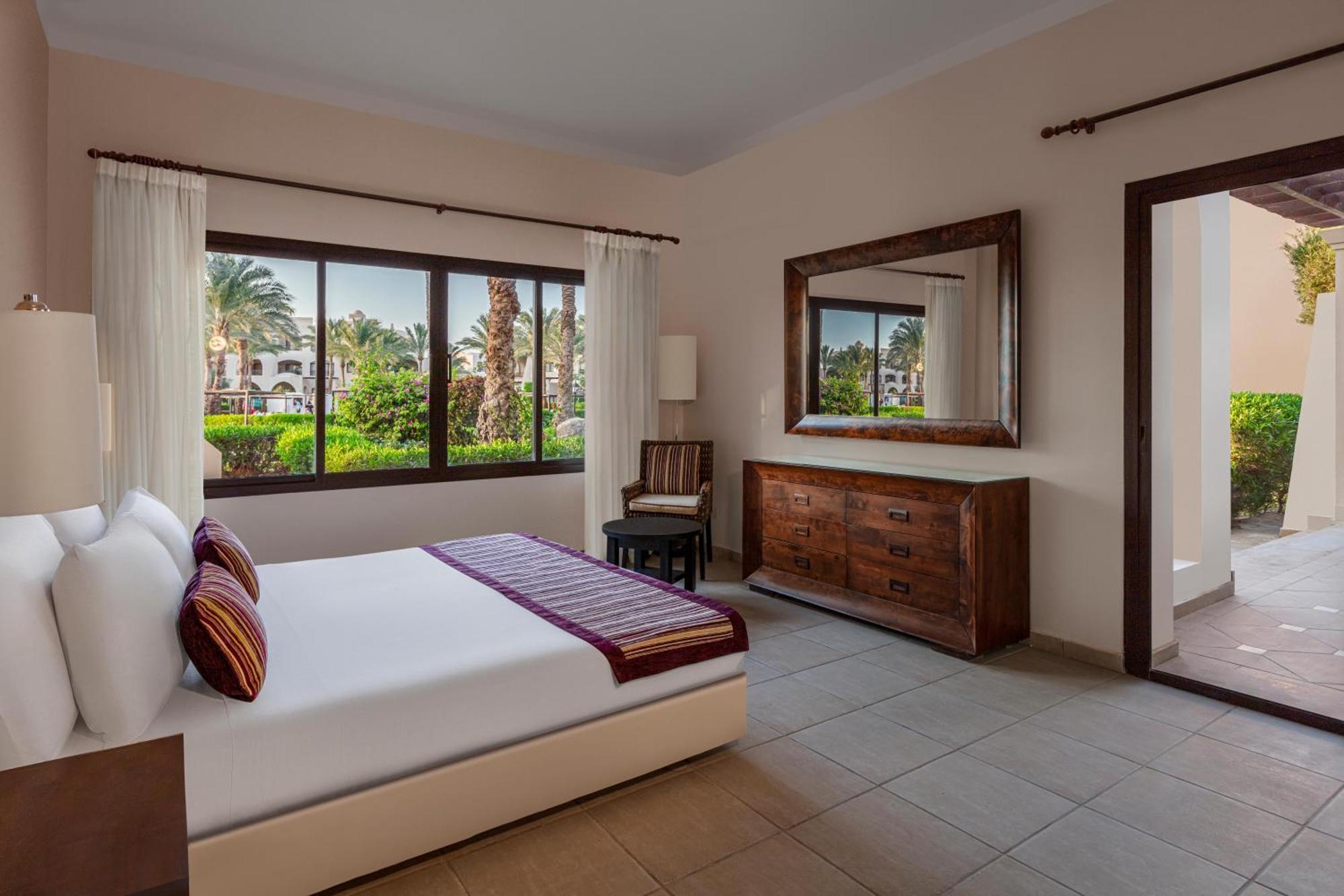 Three-Bedroom Suite, Queen and Twin Bed– Garden view