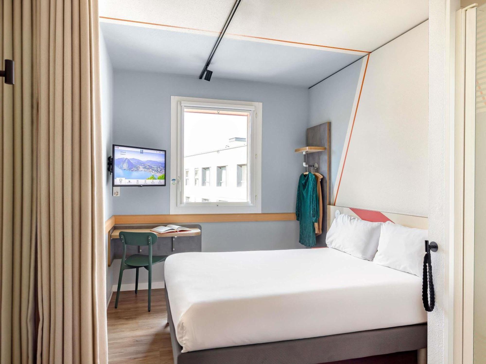 Double Room Queen Bed