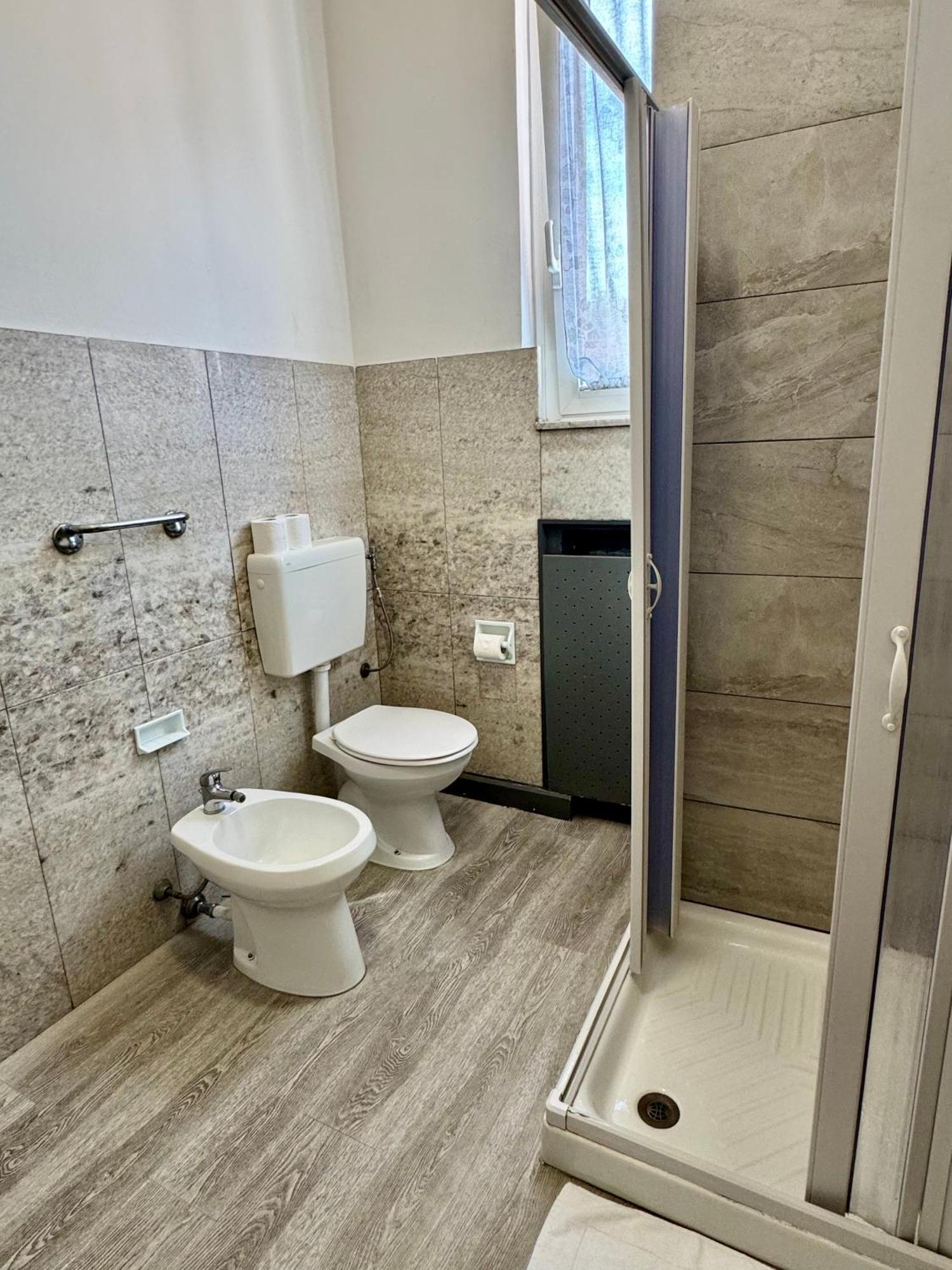 Habitación Triple Básica con baño compartido