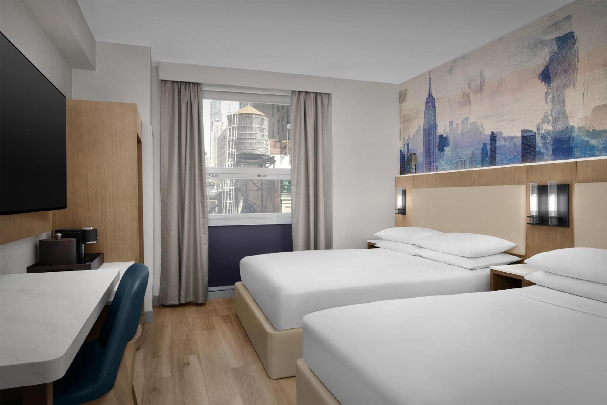Habitación con 2 camas grandes y vistas a la ciudad