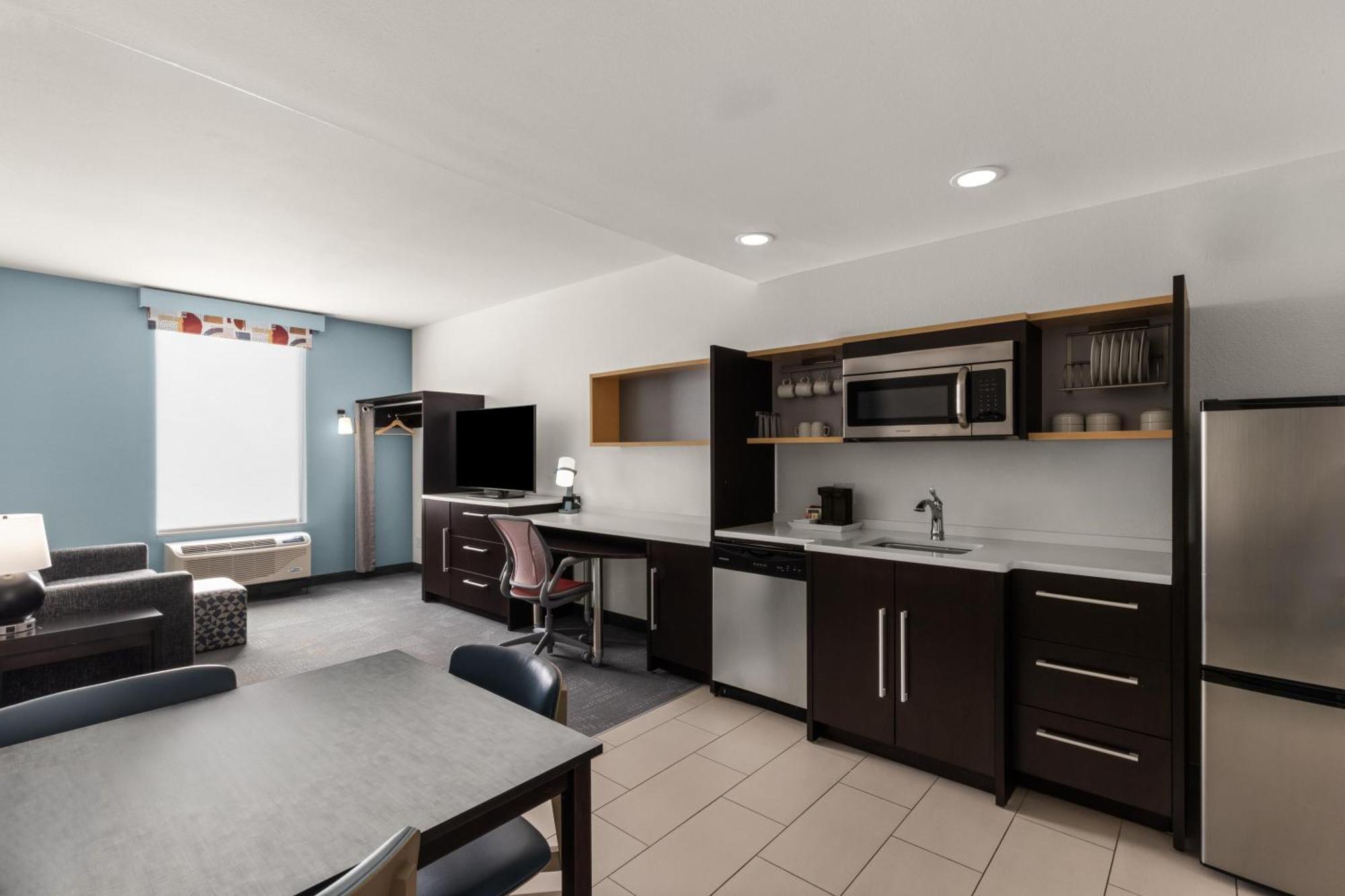 One-Bedroom King Suite - Non-Smoking