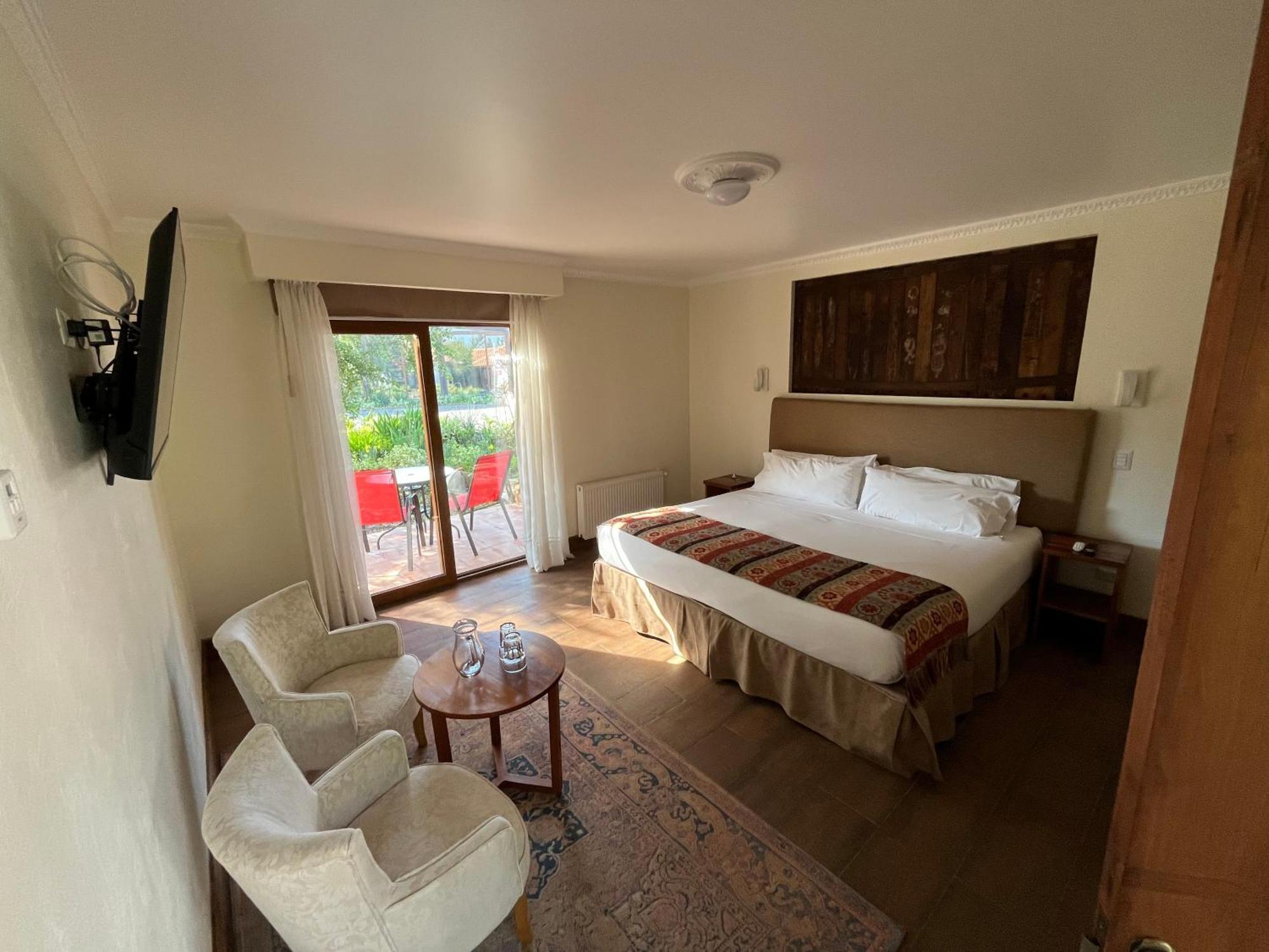 Habitación con cama extragrande y balcón