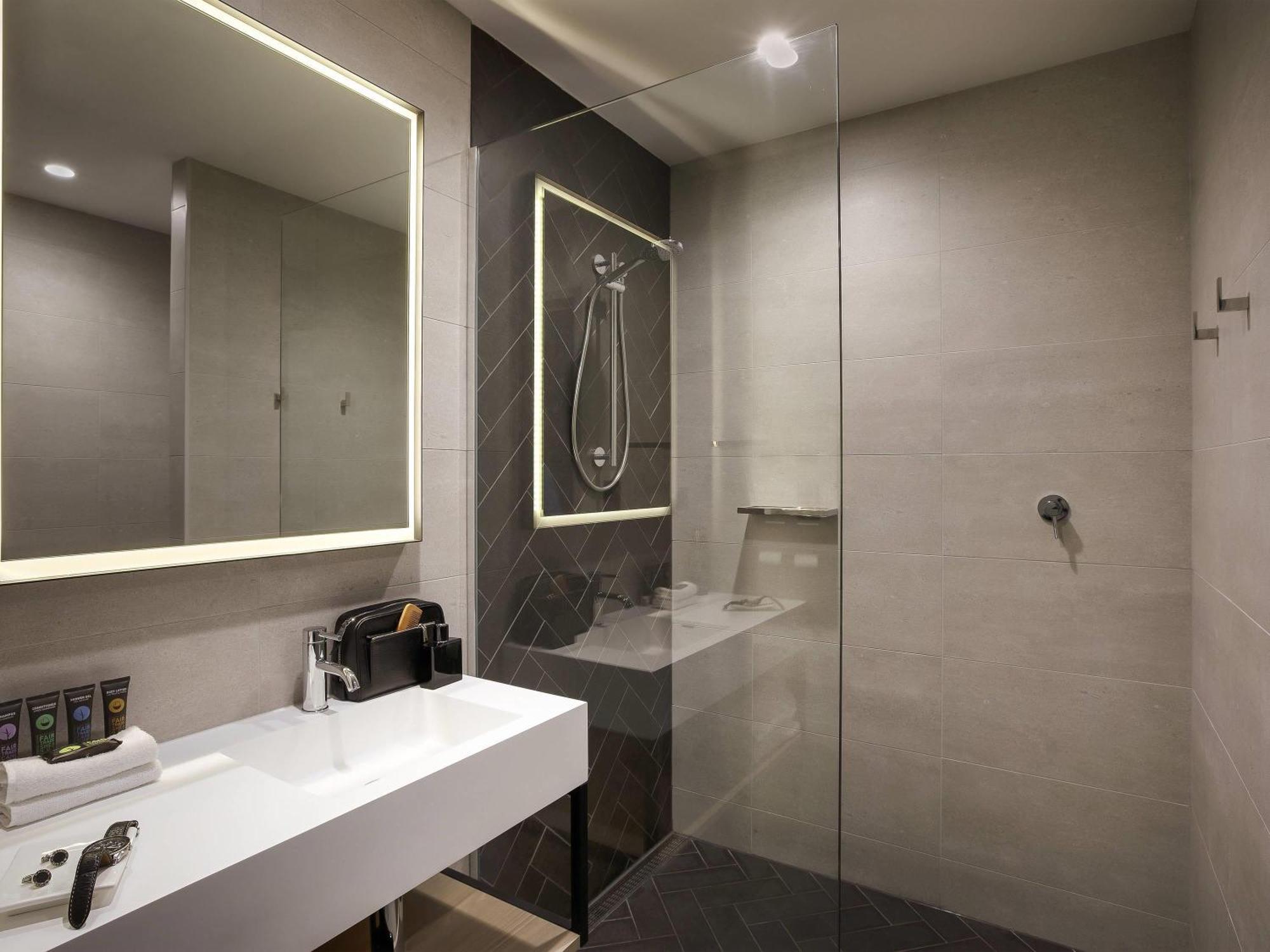 Junior Suite mit Kingsize-Bett und Stadtblick