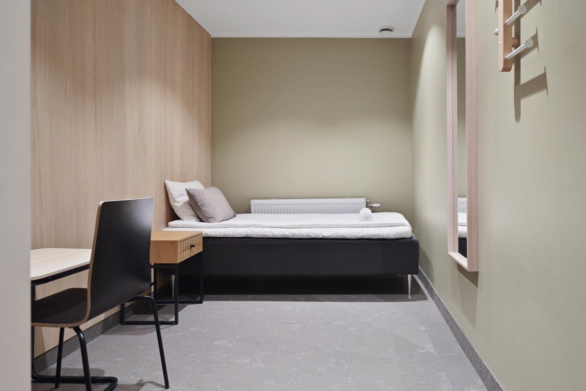 Single Room with Shared Bathroom and without Window
