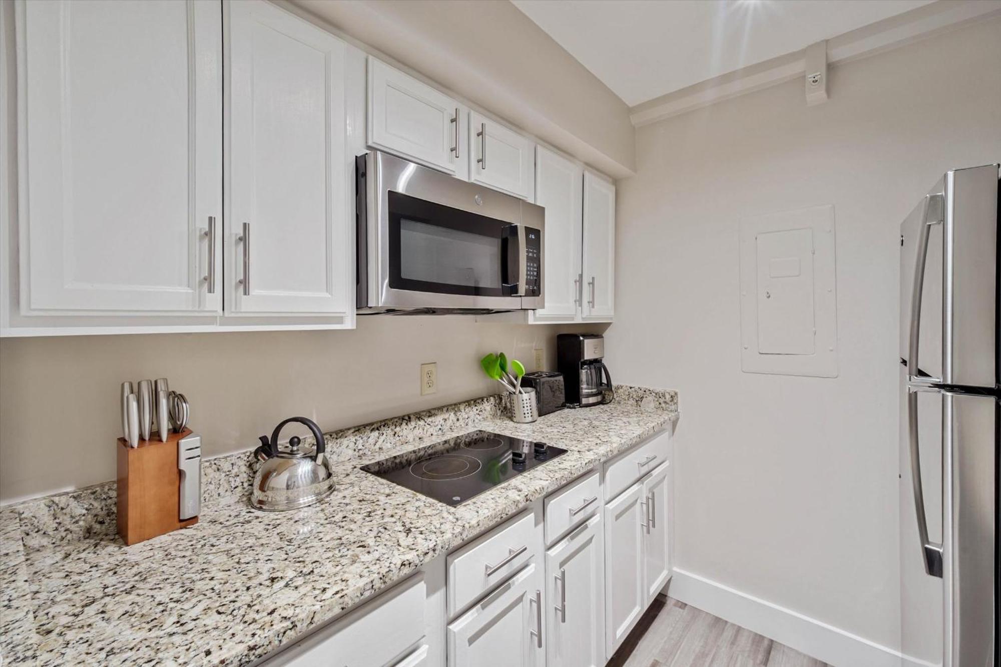 Classic Queen Studio Terrace & Kitchenette