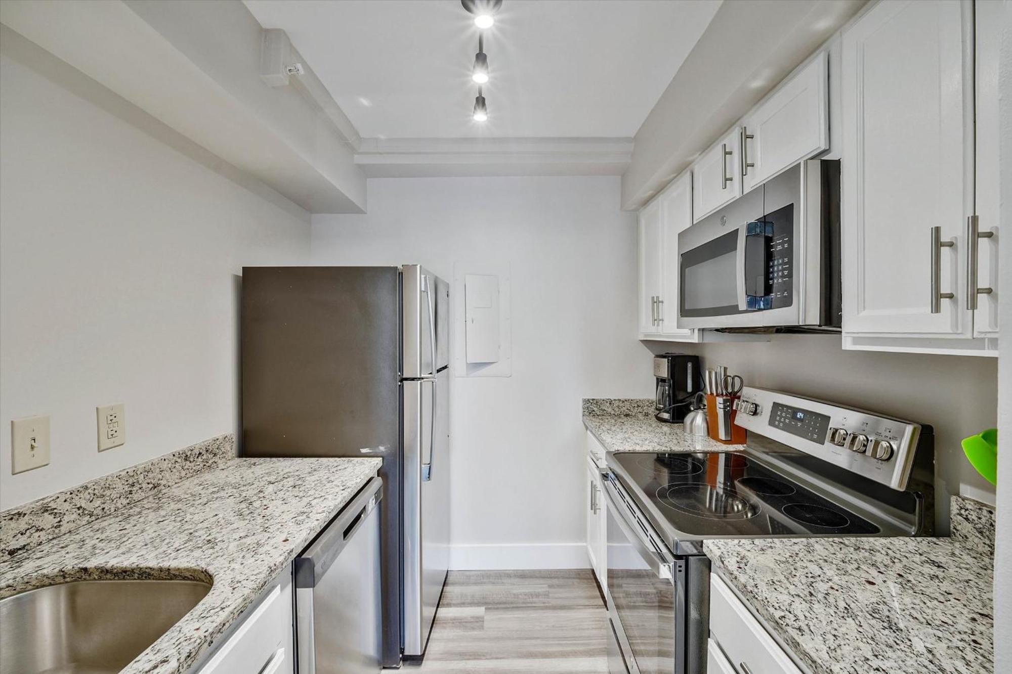 Premier One-Bedroom King Residence Full Kitchen