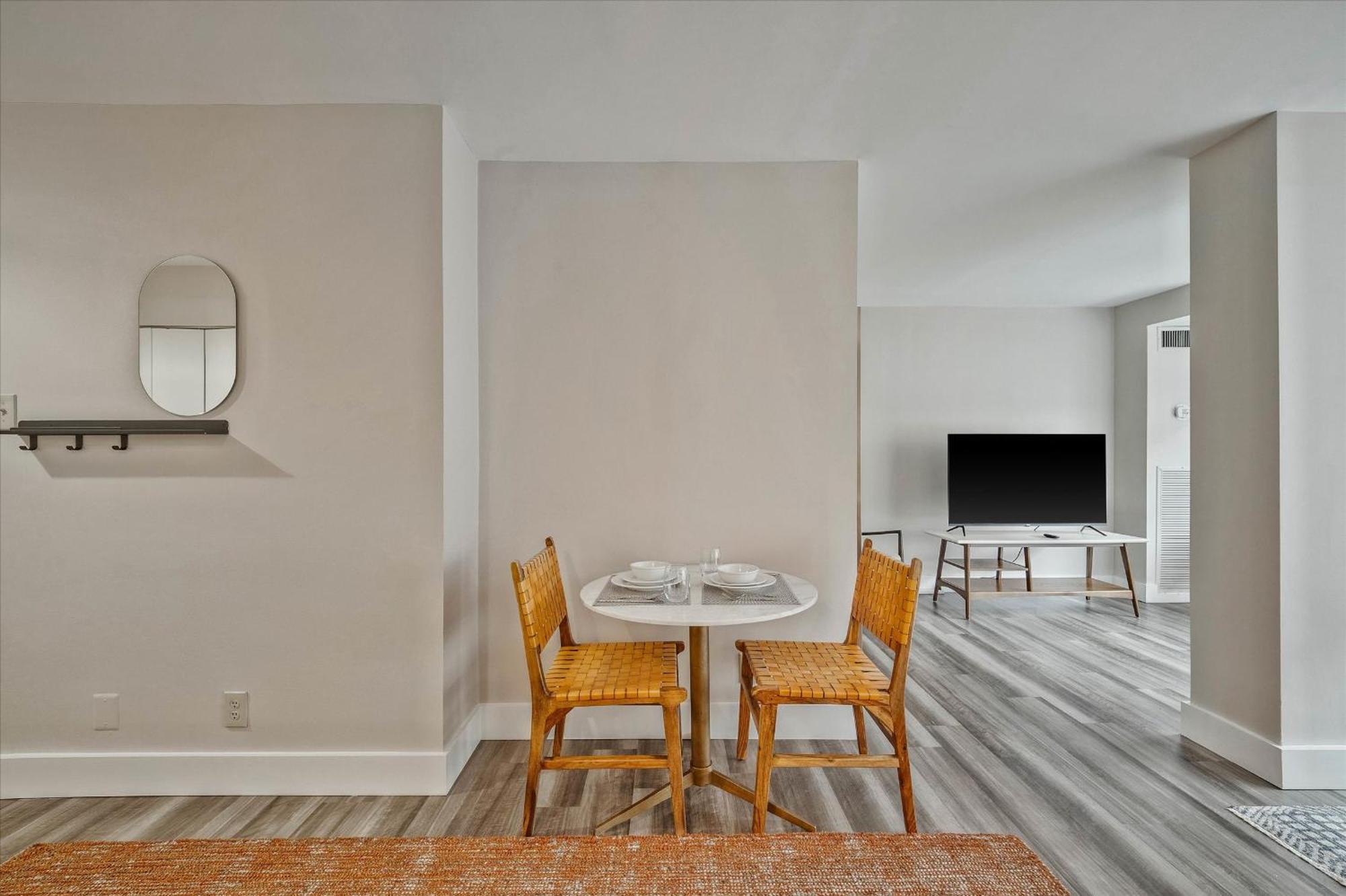 Signature King Studio Full Kitchen