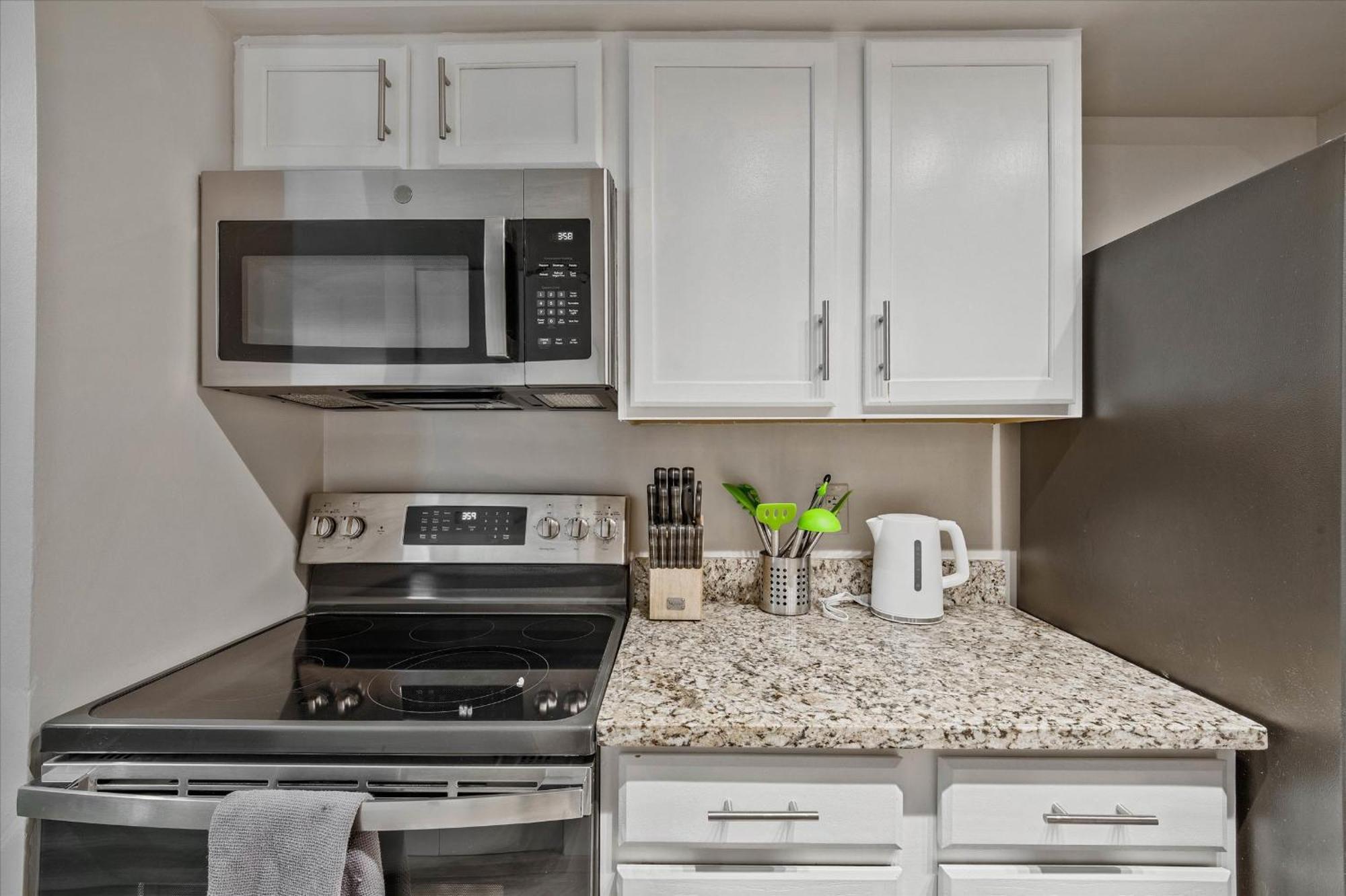 Signature King Studio Full Kitchen
