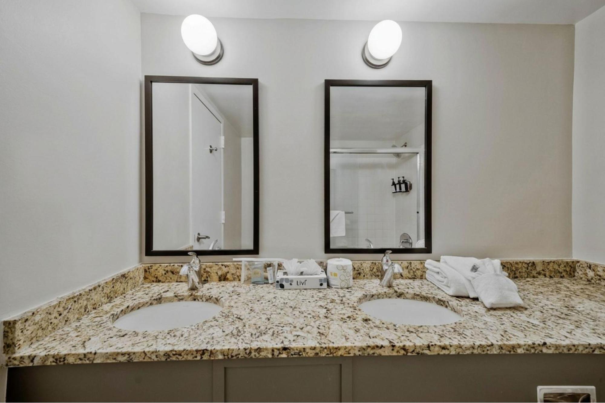 Signature King Studio Full Kitchen