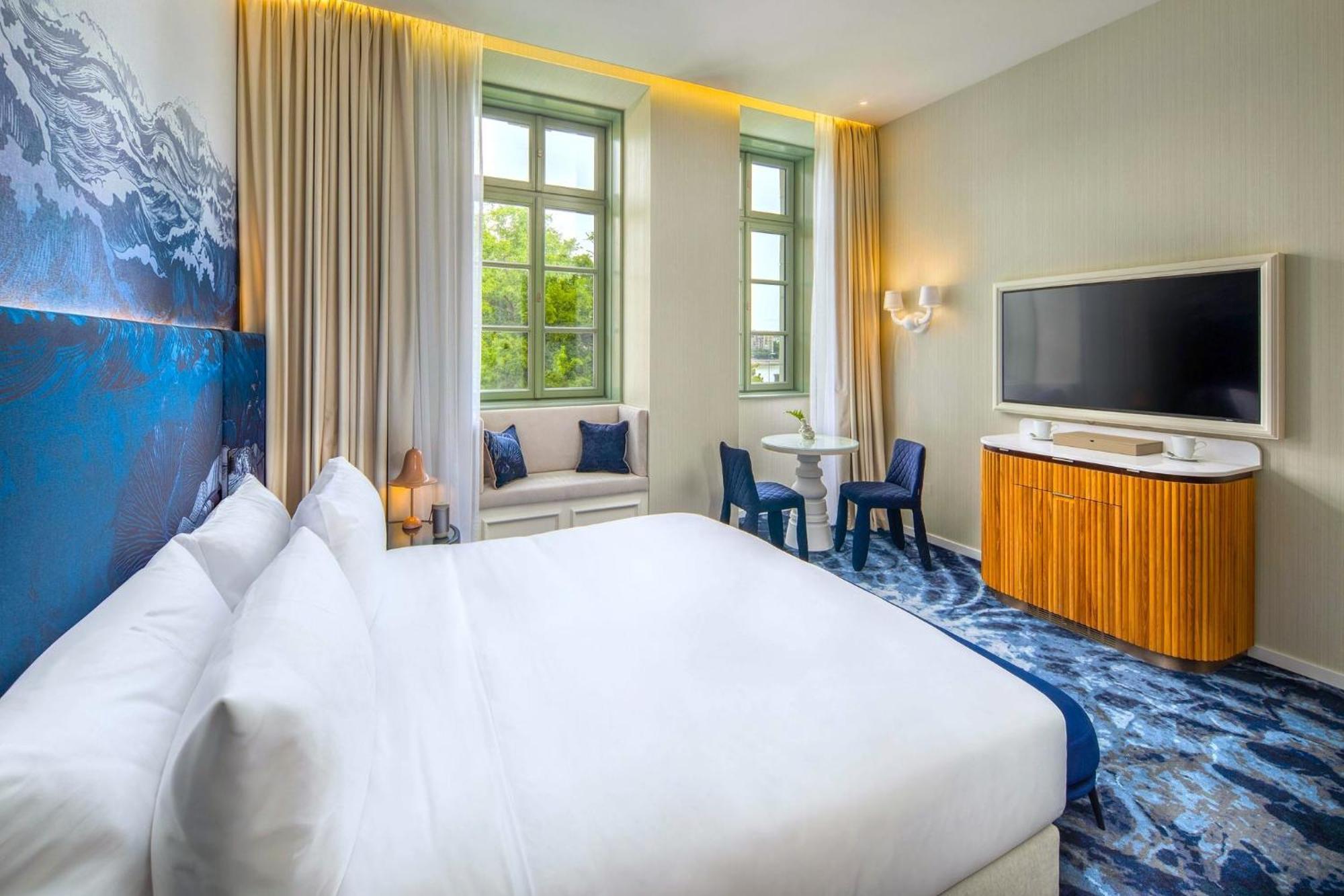 Premium King Room with City View