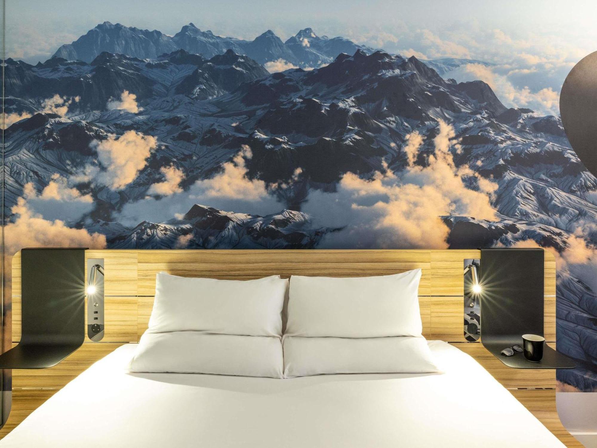 Habitación Estándar con cama grande y sofá