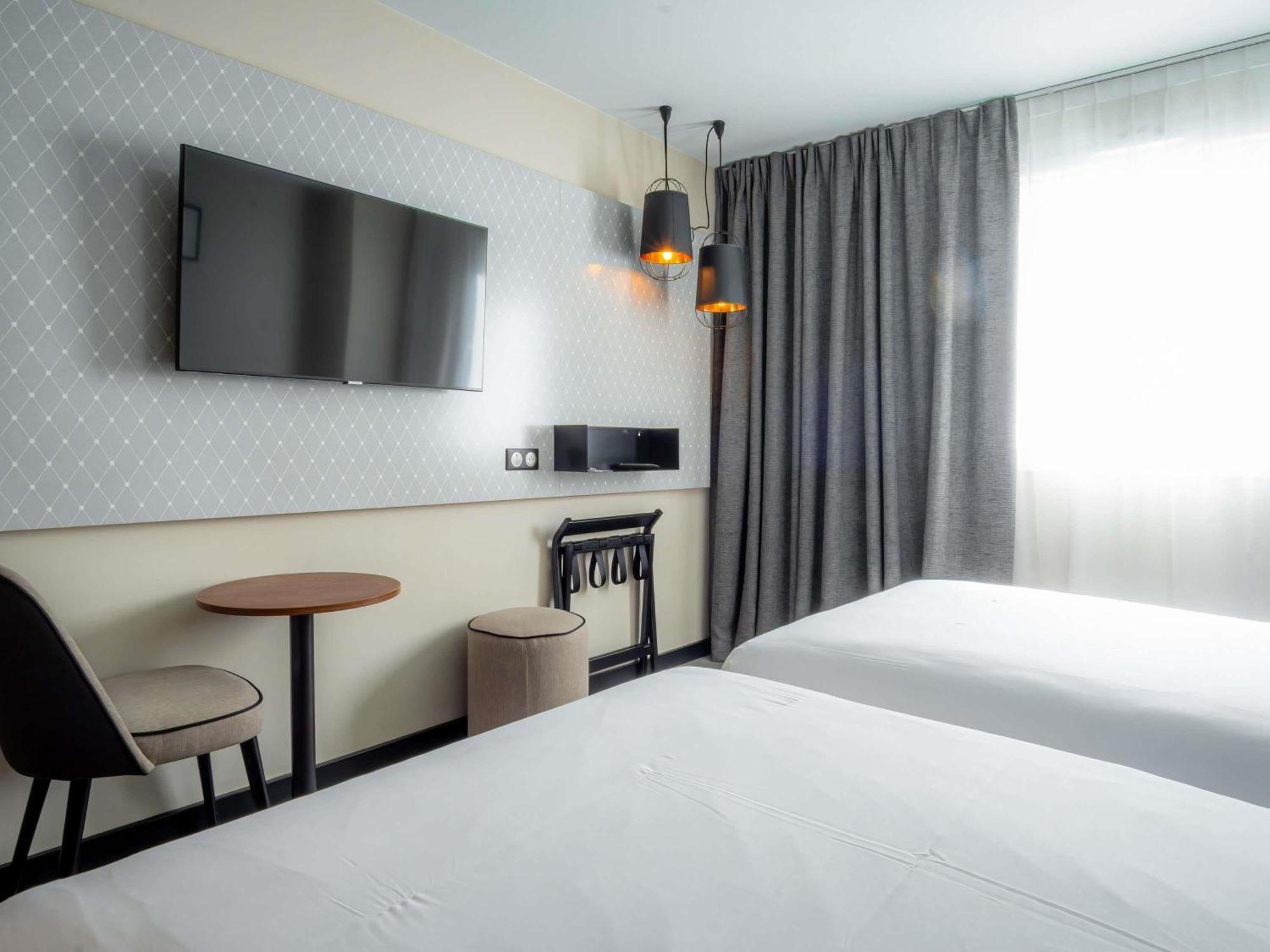 Privilege room queen-size double bed and 1 sofa bed for 1 person