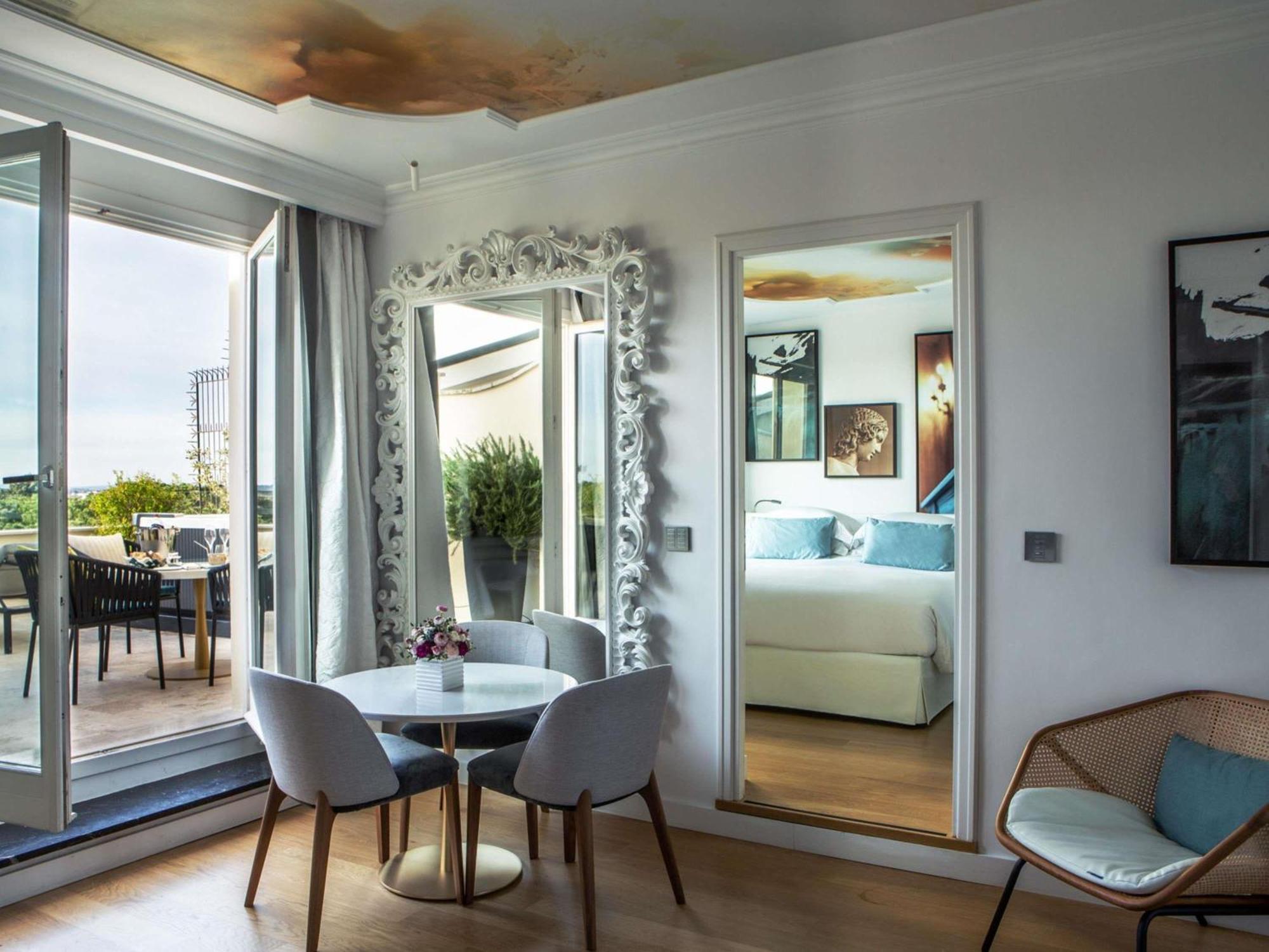 Suite mit Whirlpool-Badewanne und Panoramaterrasse