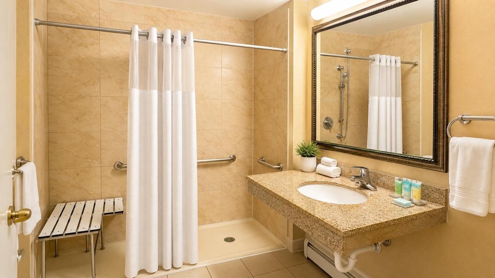 Queen Room Roll Shower