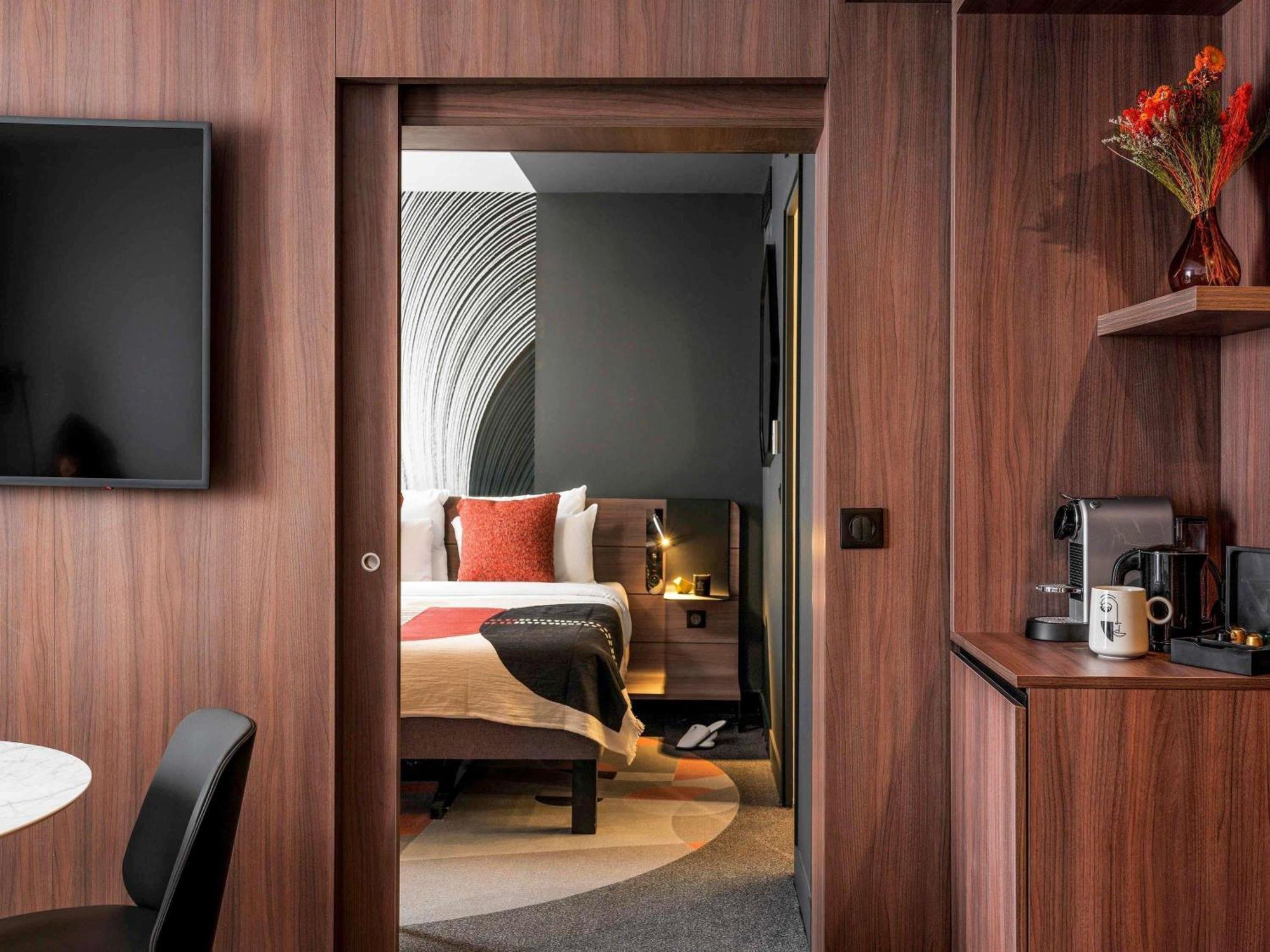 Executive Suite One Double Bed One DoubleSofa Bed Eiffel Tower View