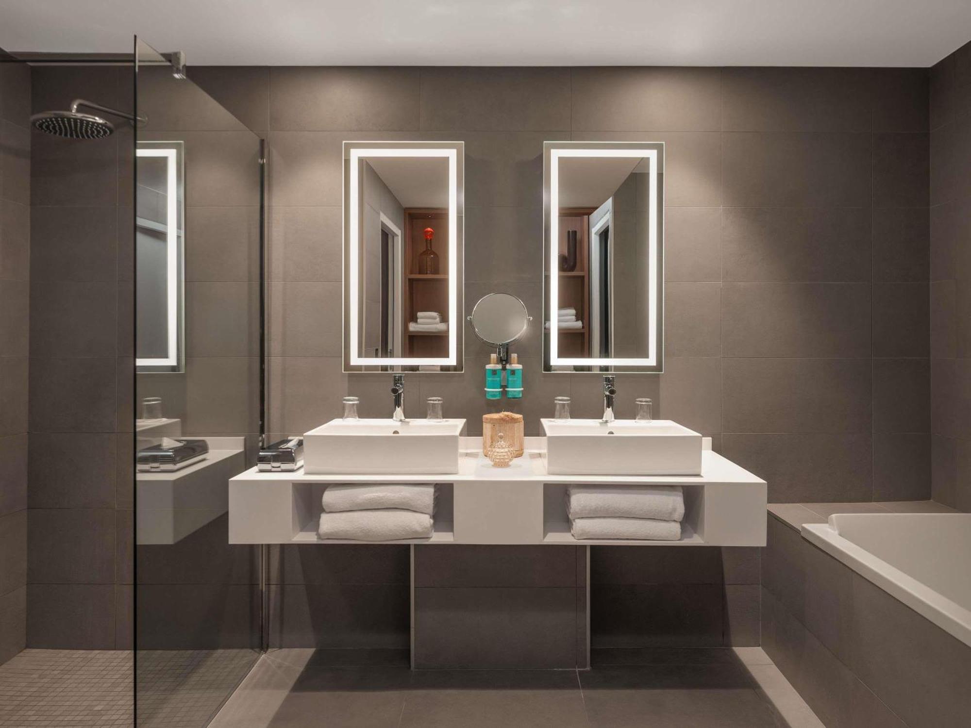 Executive Suite One Double Bed One DoubleSofa Bed Eiffel Tower View