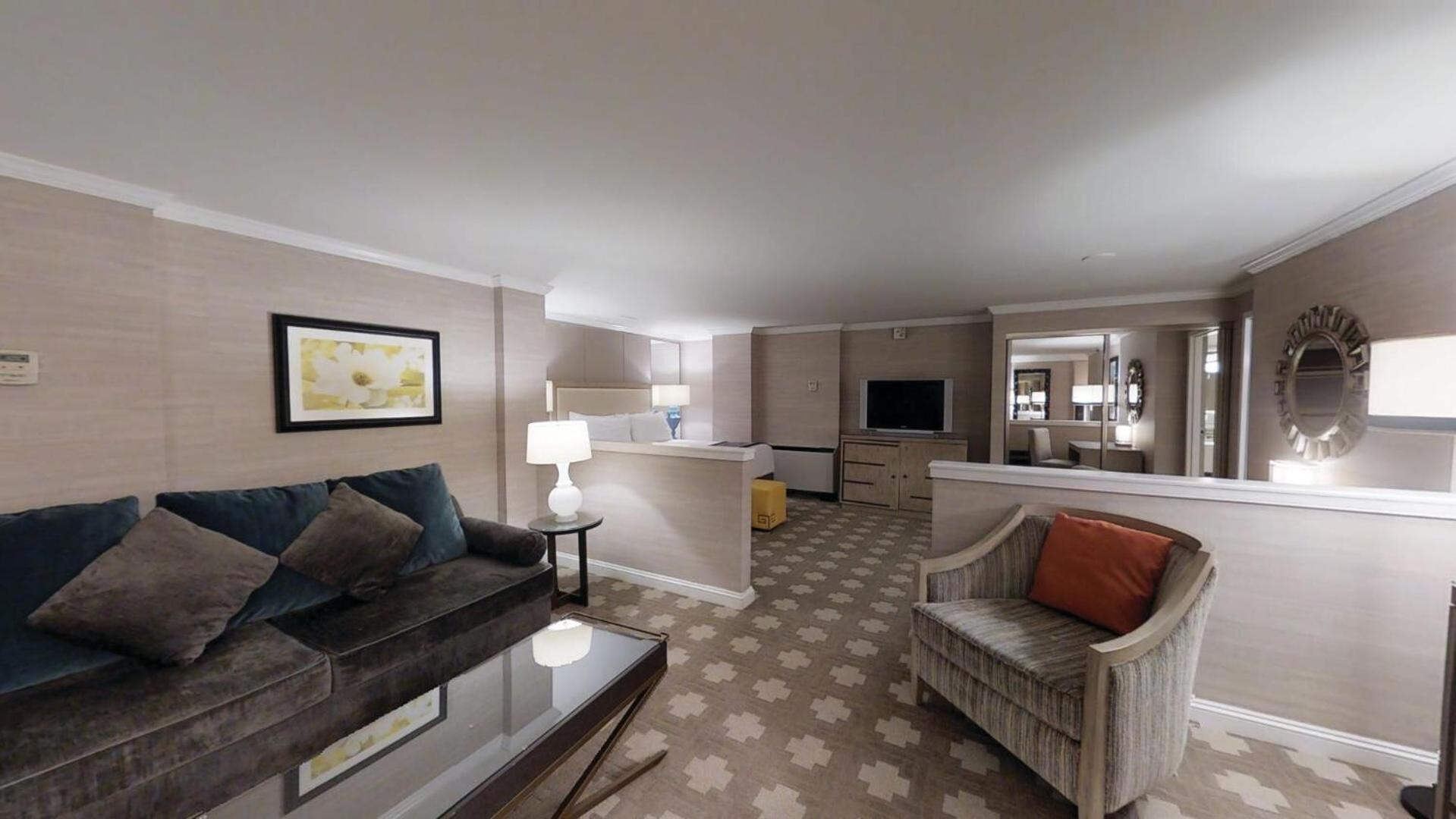 Forum Tower, Parlor Suite, 1 King, City View, Non-Smoking