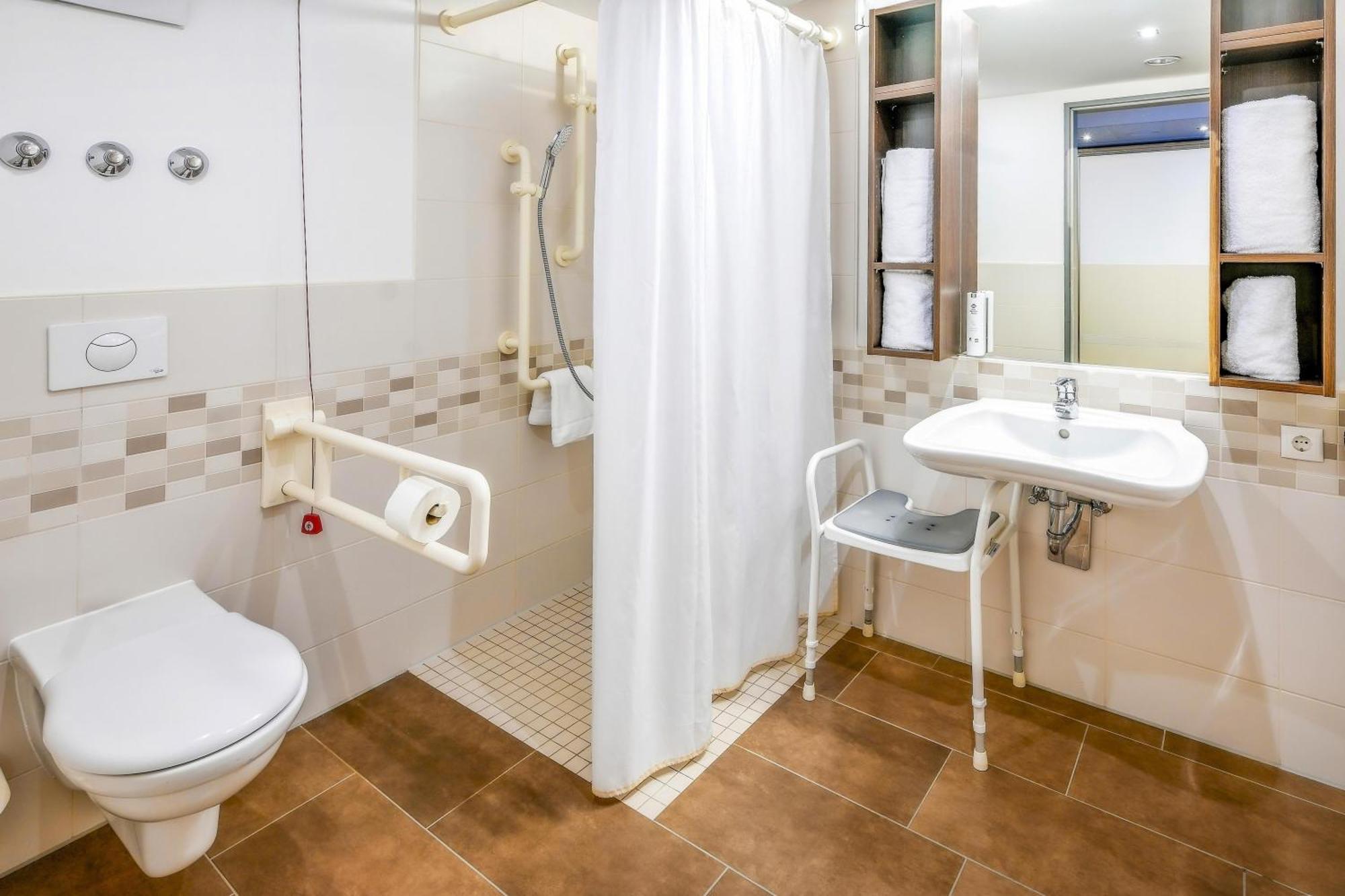 Queen Room Roll Shower Second Floor or Disability Access or Non-Smoking