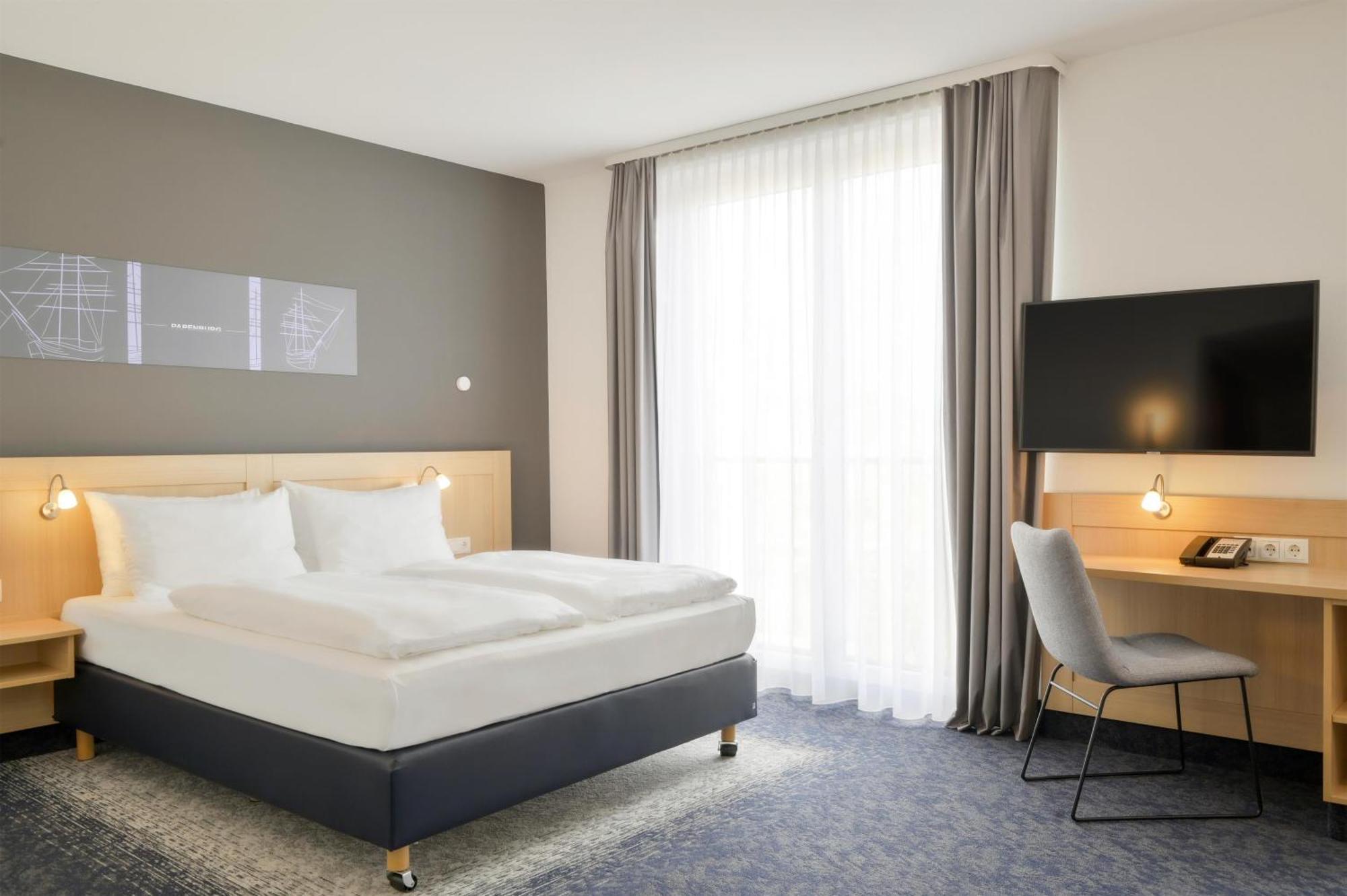 Queen Room Roll Shower Second Floor or Disability Access or Non-Smoking
