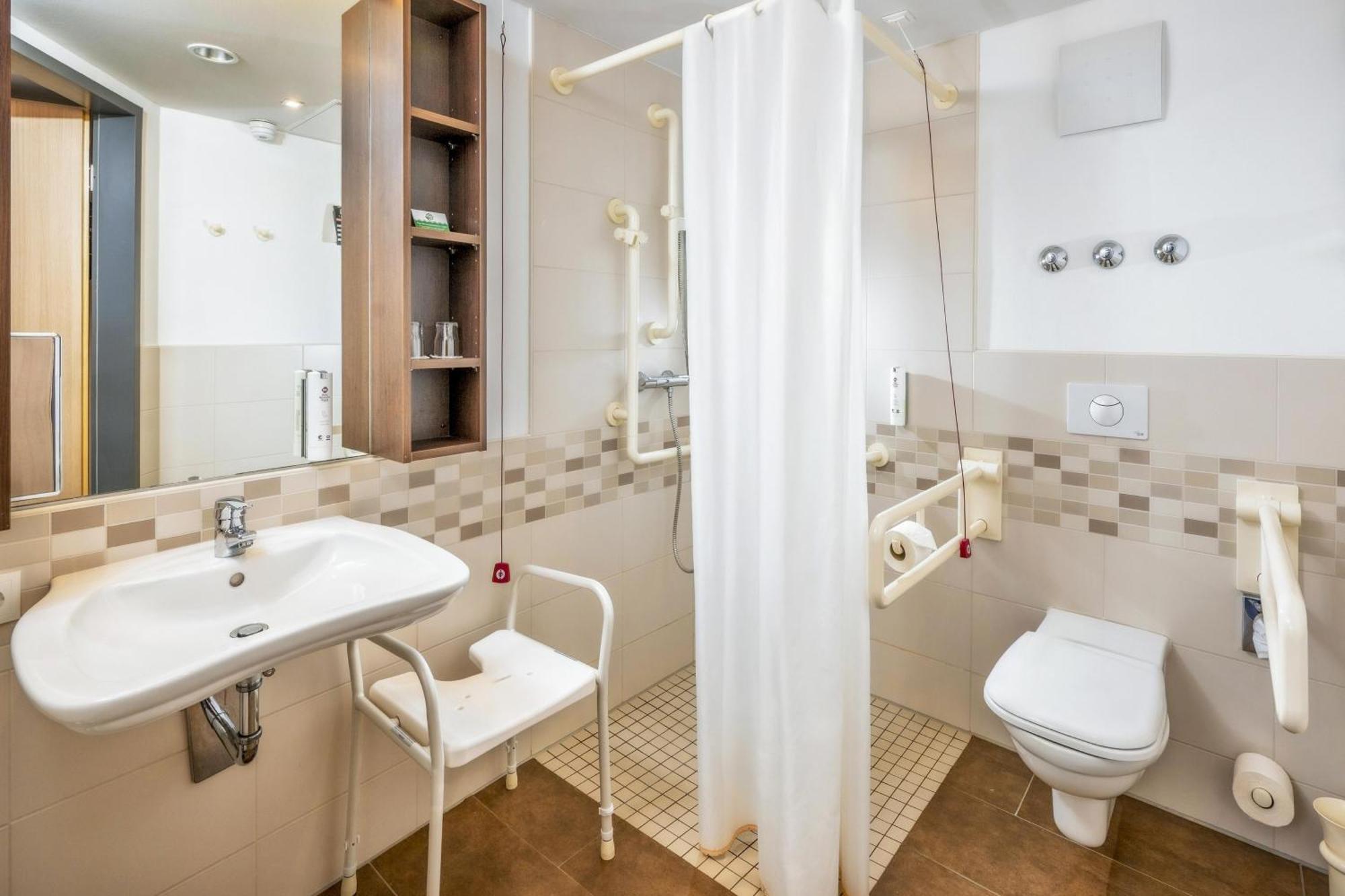 Single Room Roll Shower First Floor or Disability Access or Non-Smoking